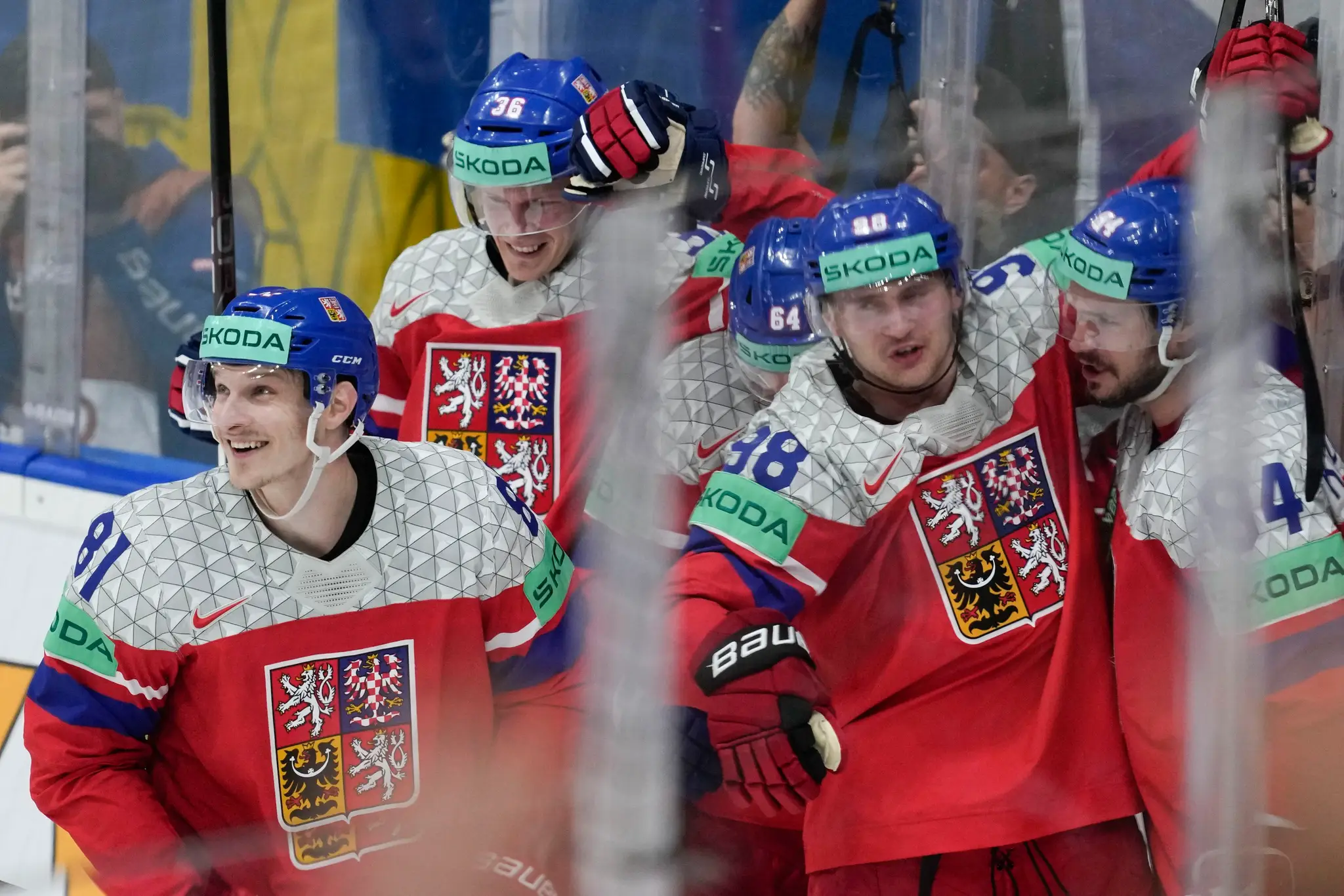 Česi oslavujú gól proti Švédsku v semifinále MS 2024.