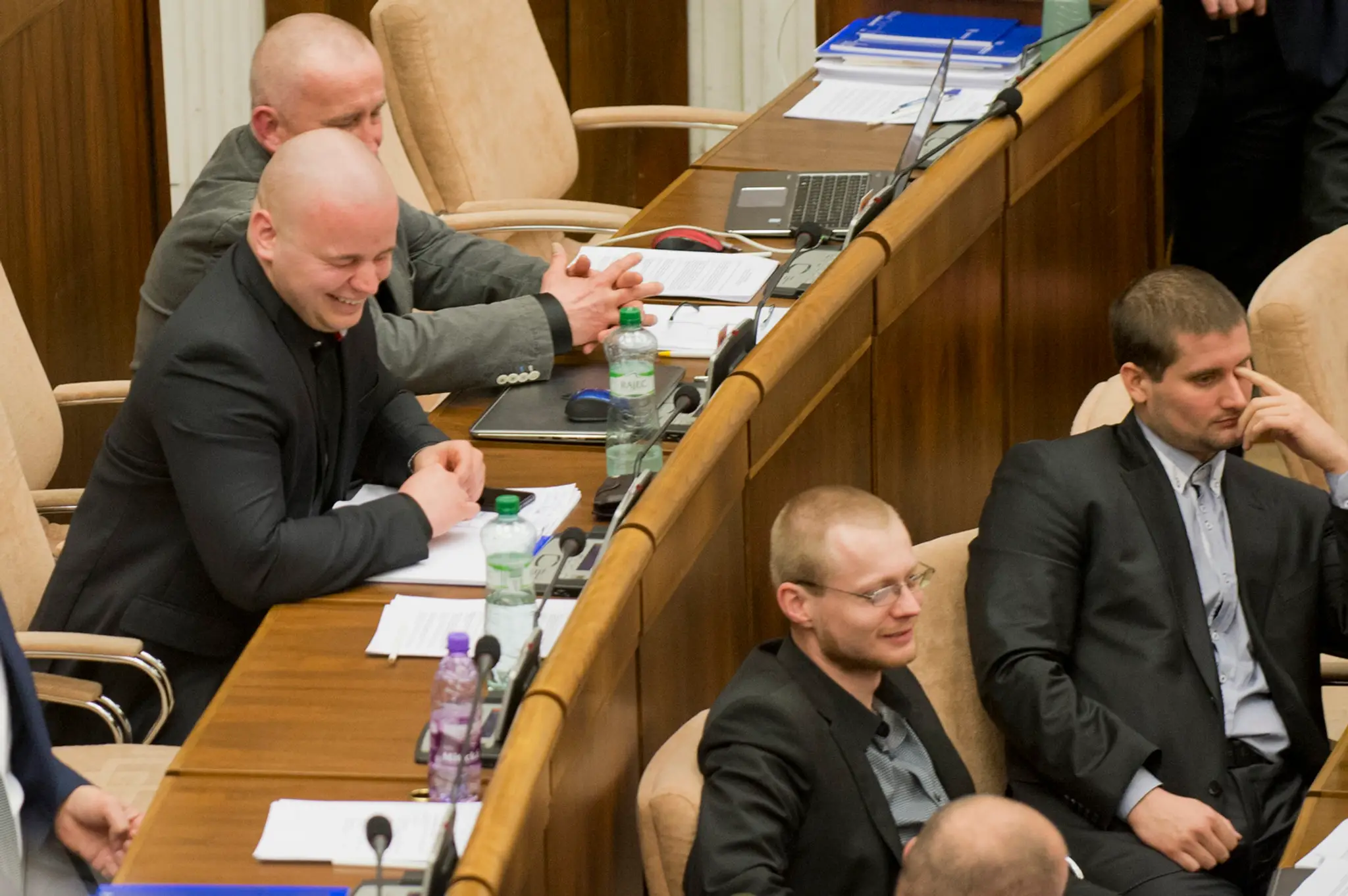 Poslancov ĽSNS vykázali zo sály, odísť odmietli