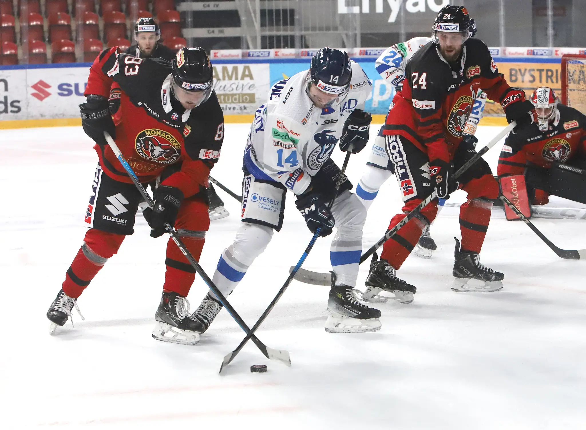 Na snímke zľava Mário Jamrich (Banská Bystrica), samuel Mlynarovič (Poprad) a Reece Scarlett (Banská Bystrica).