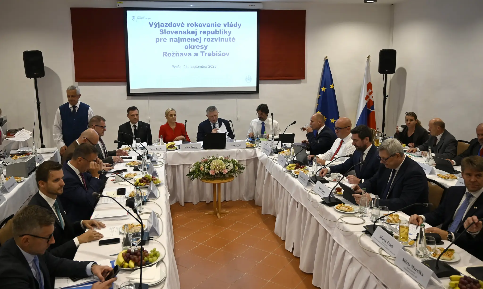 Na snímke členovia vlády SR počas výjazdového rokovania vlády SR v kaštieli Františka II. Rákocziho v Borši, v okrese Trebišov 24. septembra 2025.