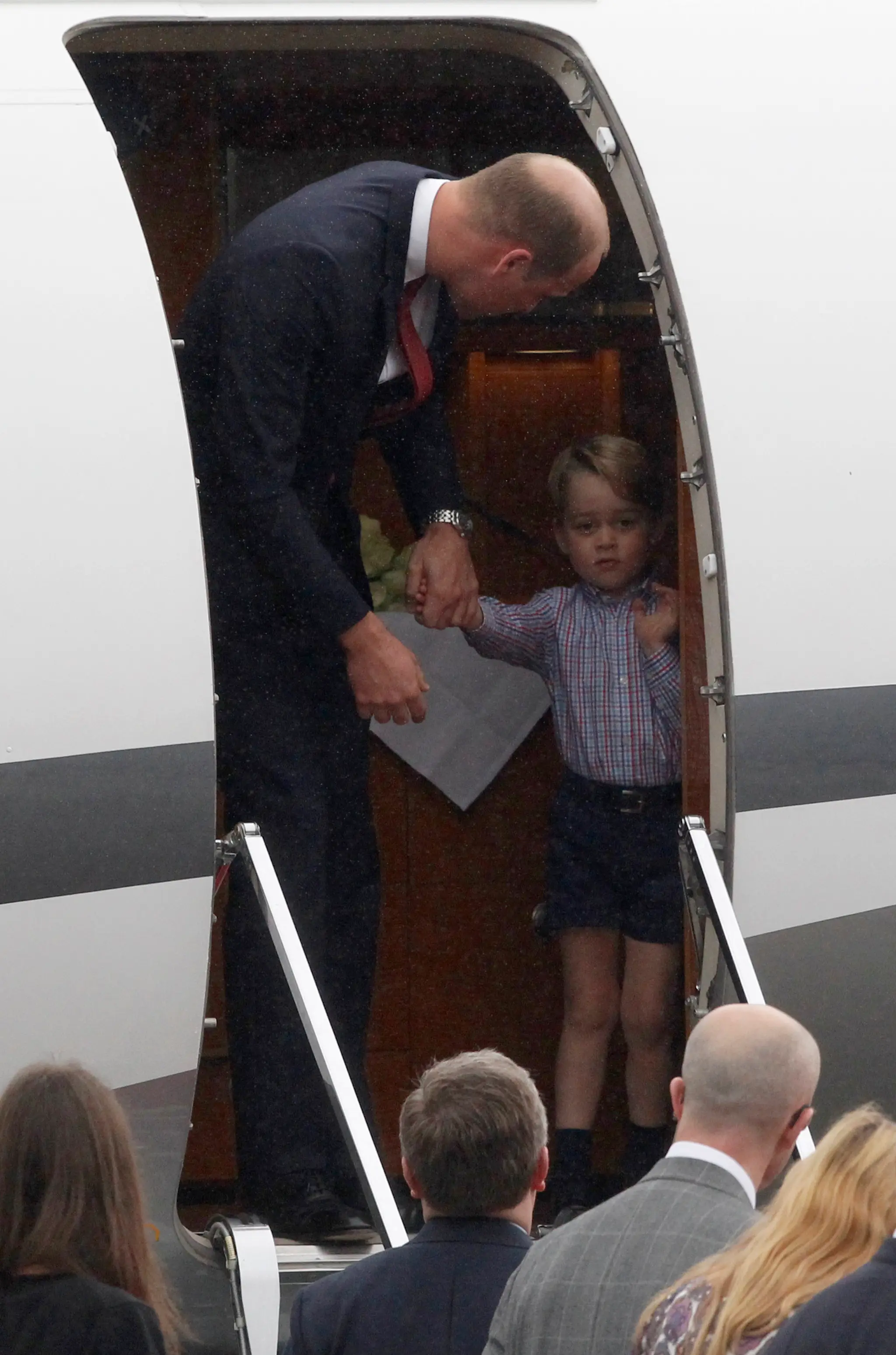 Kate a William sú už v Poľsku. Prišli aj s deťmi