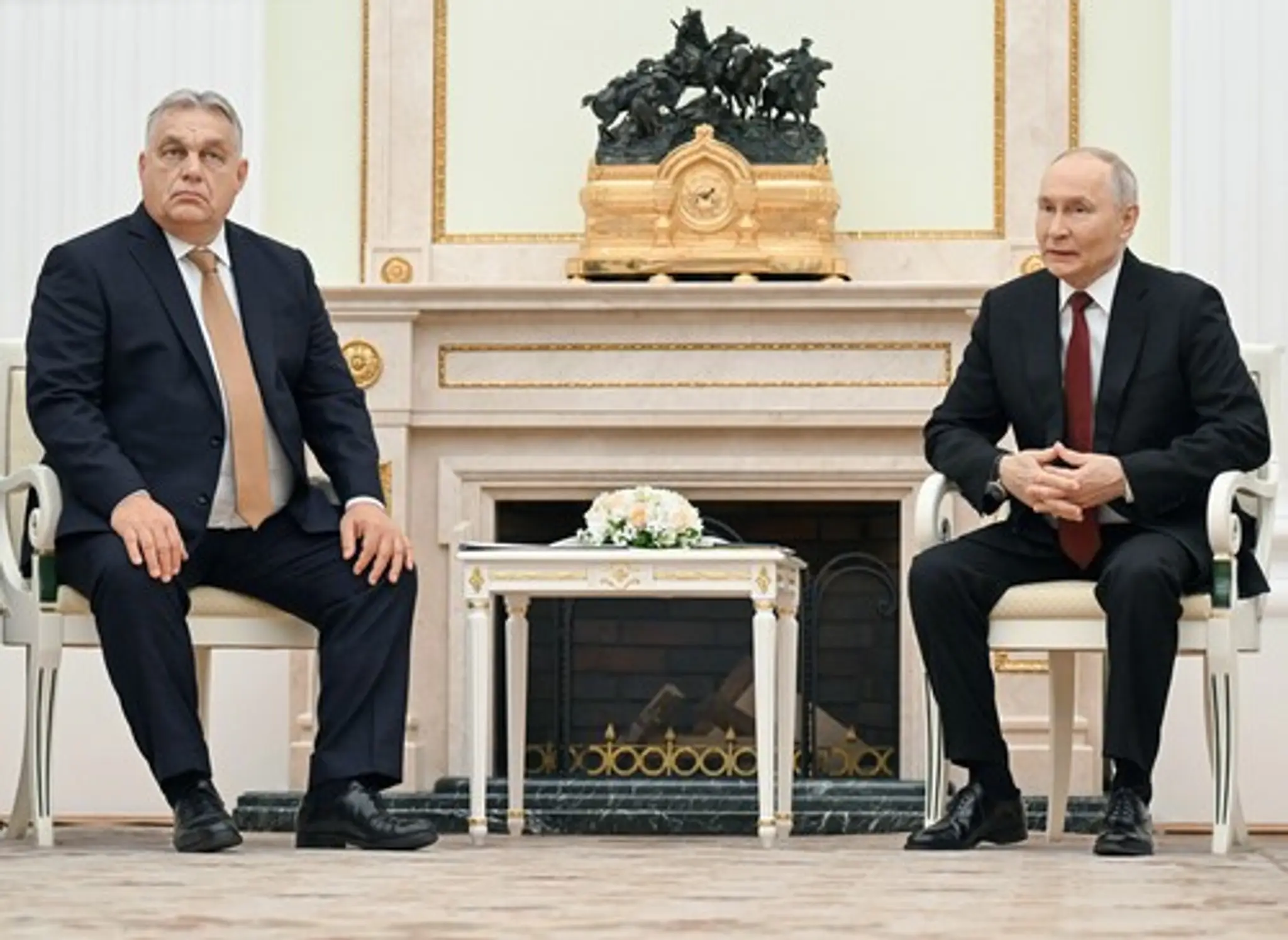 Ruský prezident Vladimir Putin (vpravo) a maďarský premiér Viktor Orbán (vľavo) počas rokovaní v Kremli.