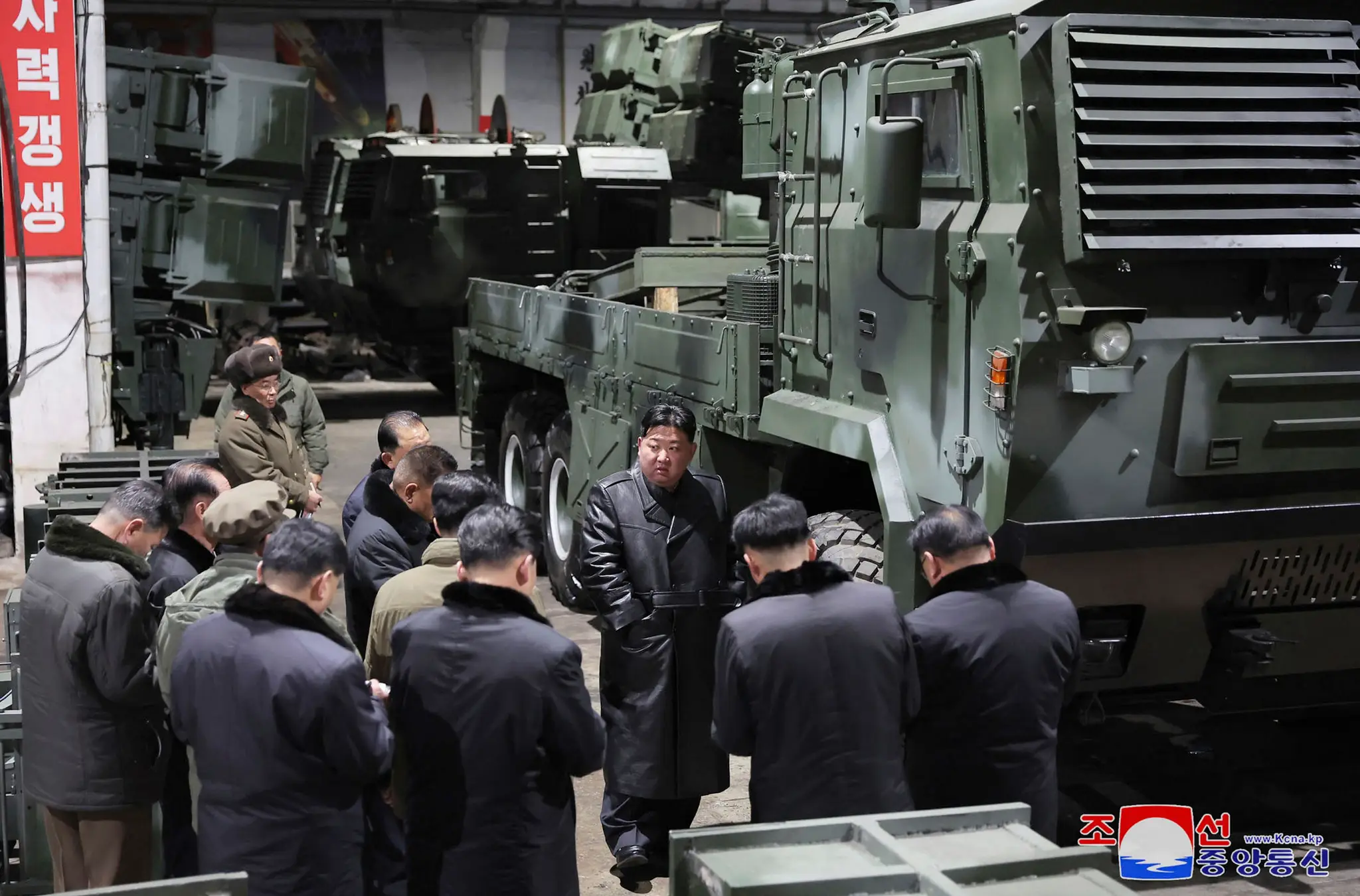 Kim Čong-un počas návštevy továrne na výrobu zbraní.