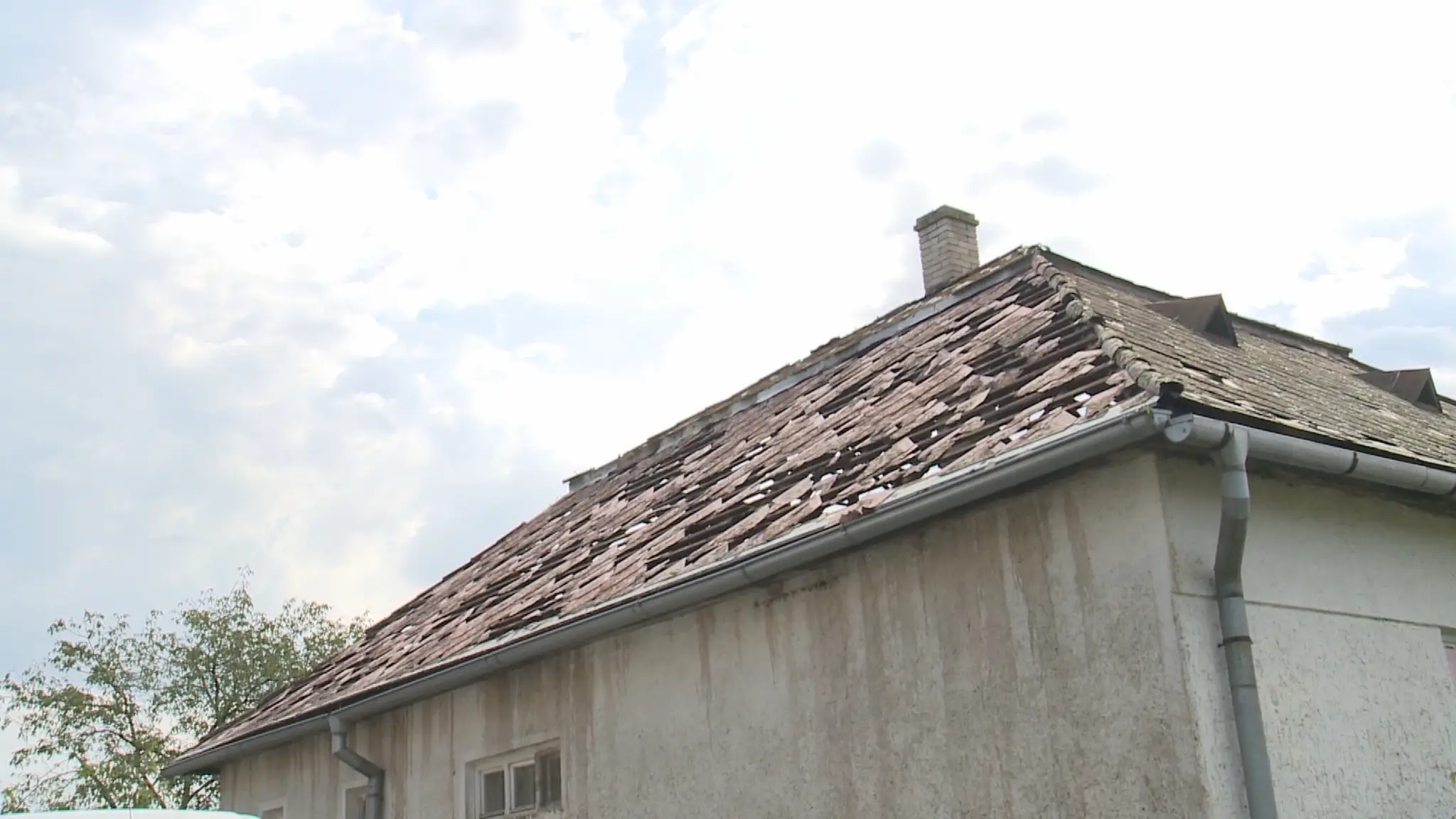 Poškodená strecha na dome.