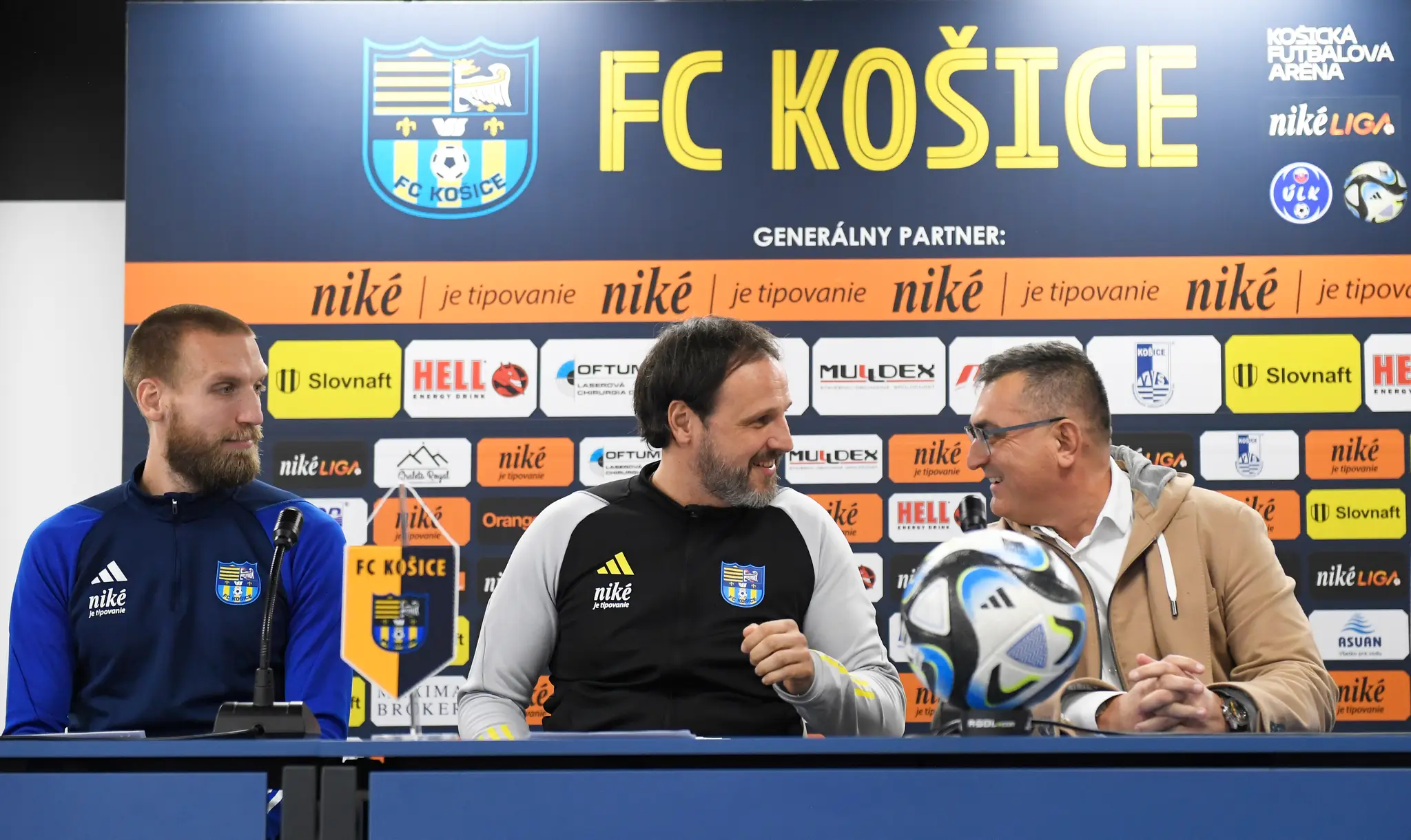 zľava kapitán FC Košice Martin Šindelář, tréner FC Košice Ján Kozák mladší a prezident klubu Dušan Trnka počas tlačovej konferencie pred začiatkom jarnej časti futbalovej Niké ligy