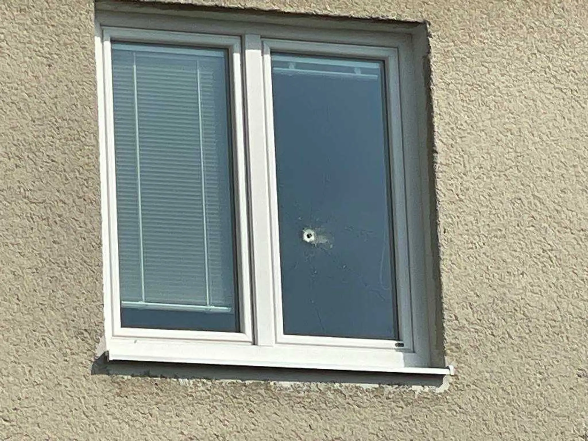Okno, z ktorého padol výstrel.