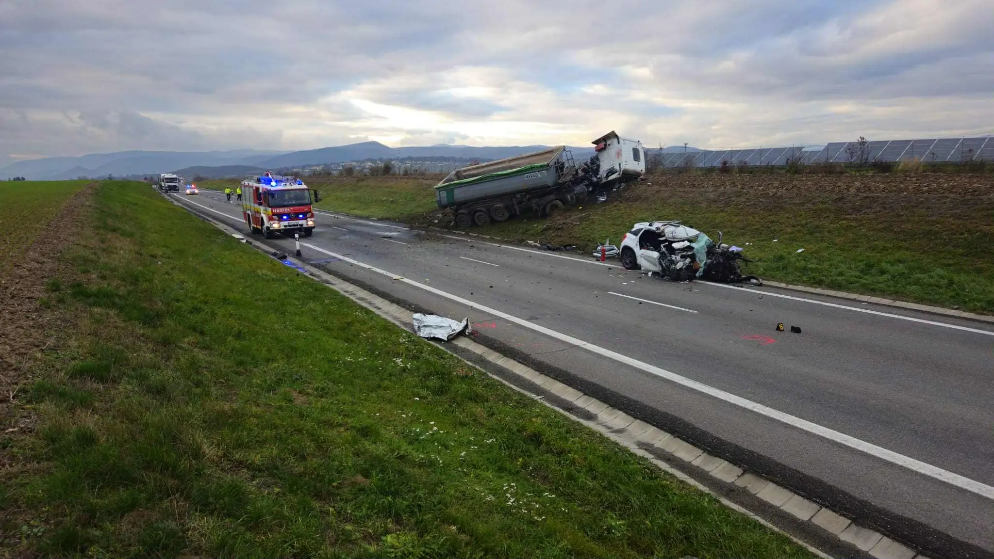 Kamión čelne vrazil do nič netušiacej rodiny v aute
