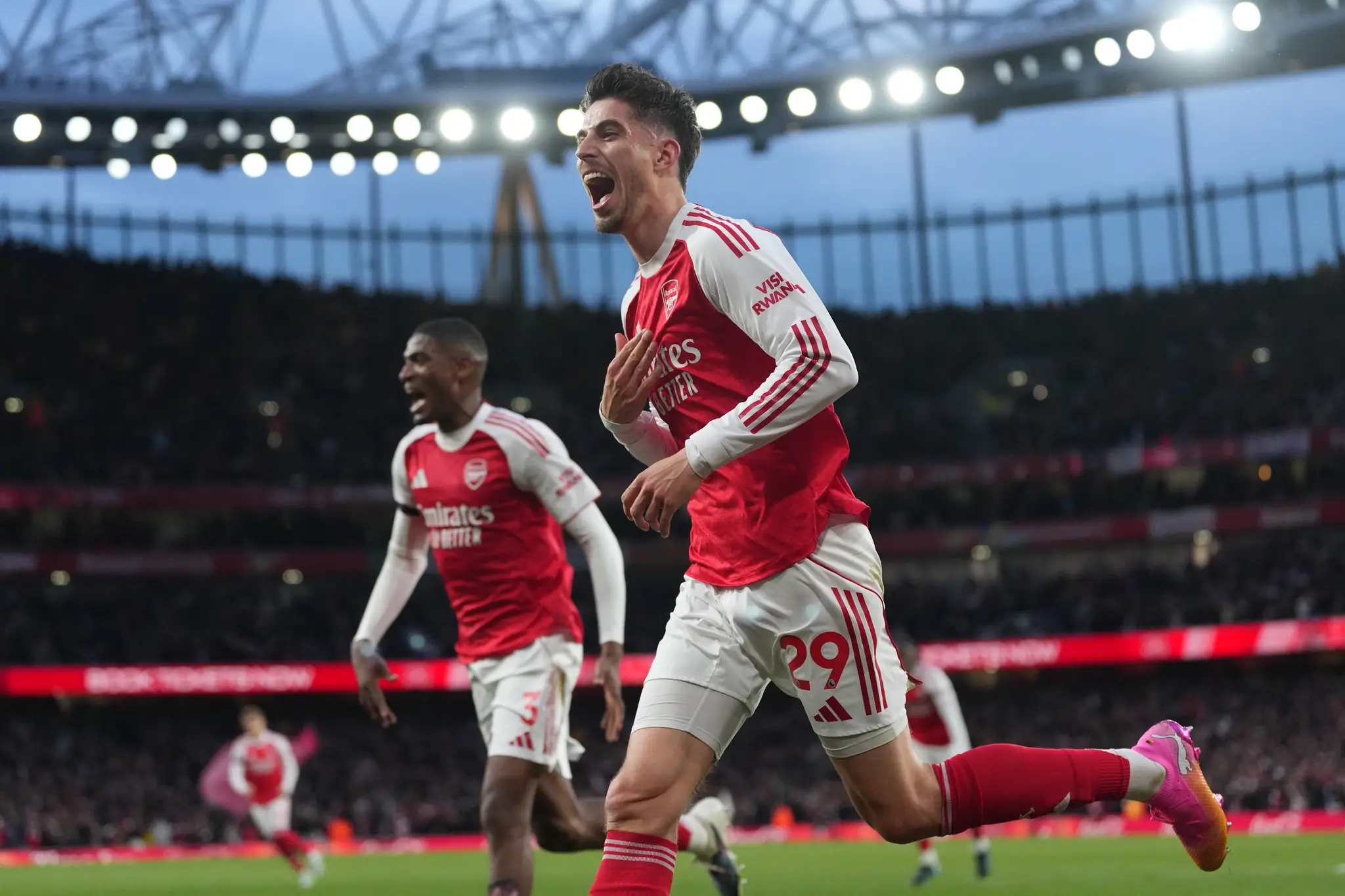 Futbalisti Arsenalu môžu oslavovť ligový titul.