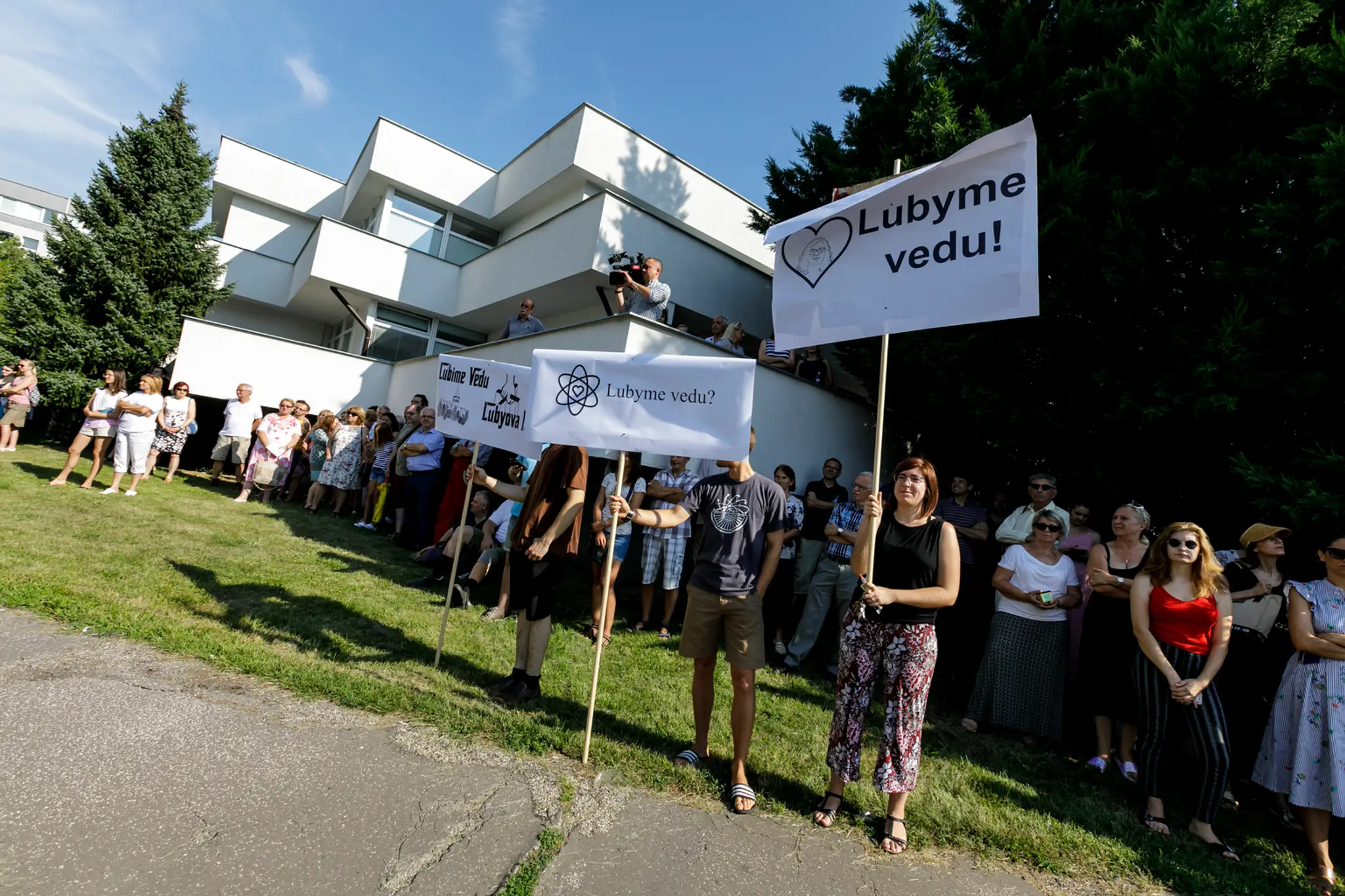 Protestné zhromaždenie iniciatívy Veda chce žiť v Bratislave.