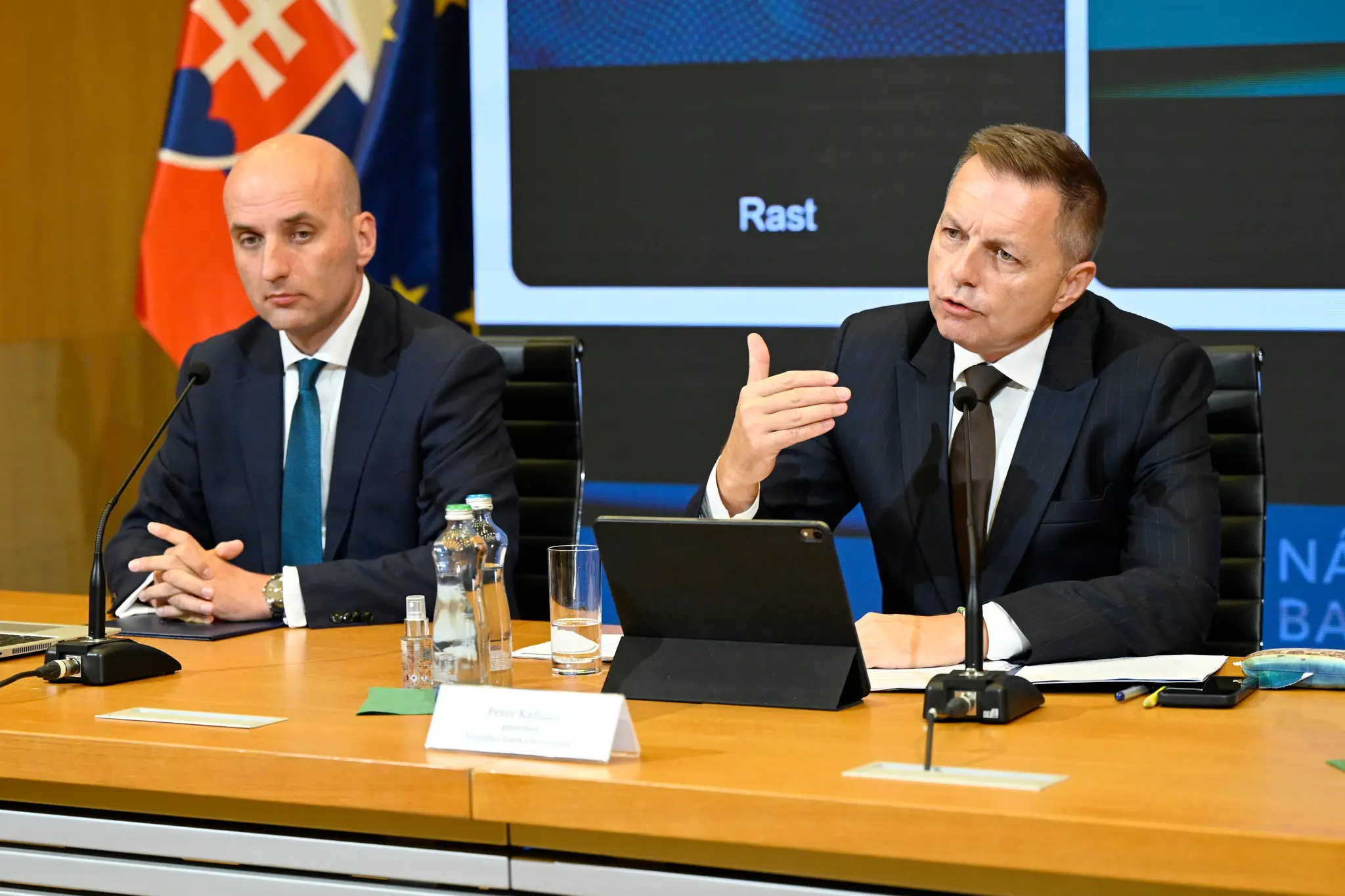 Na snímke guvernér Národnej banky Slovenska (NBS) Peter Kažimír (vpravo) a výkonný riaditeľ NBS Michal Horváth (vľavo)