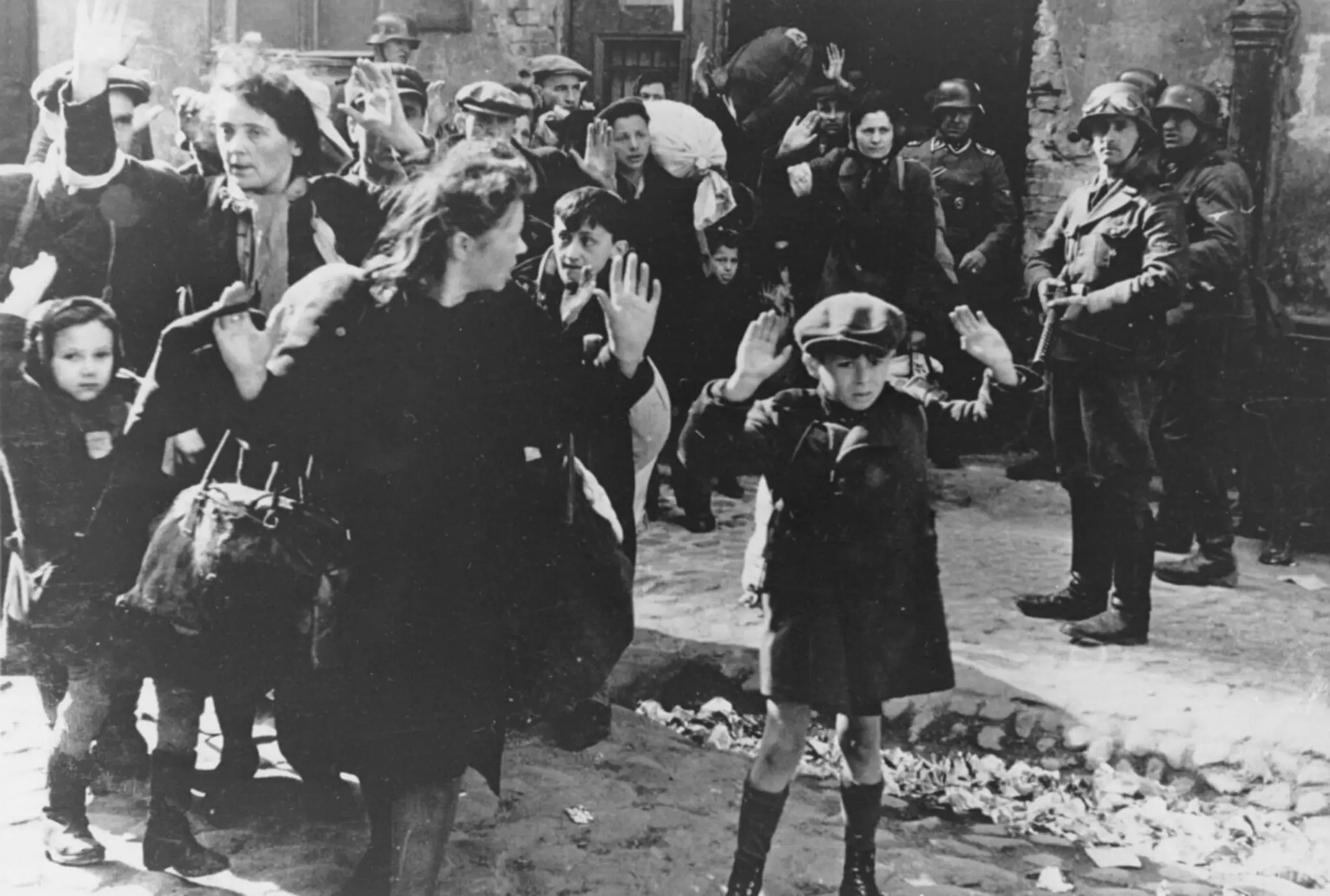 Archívna snímka z roku 1943 zachytáva výjav z varšavského židovského geta.