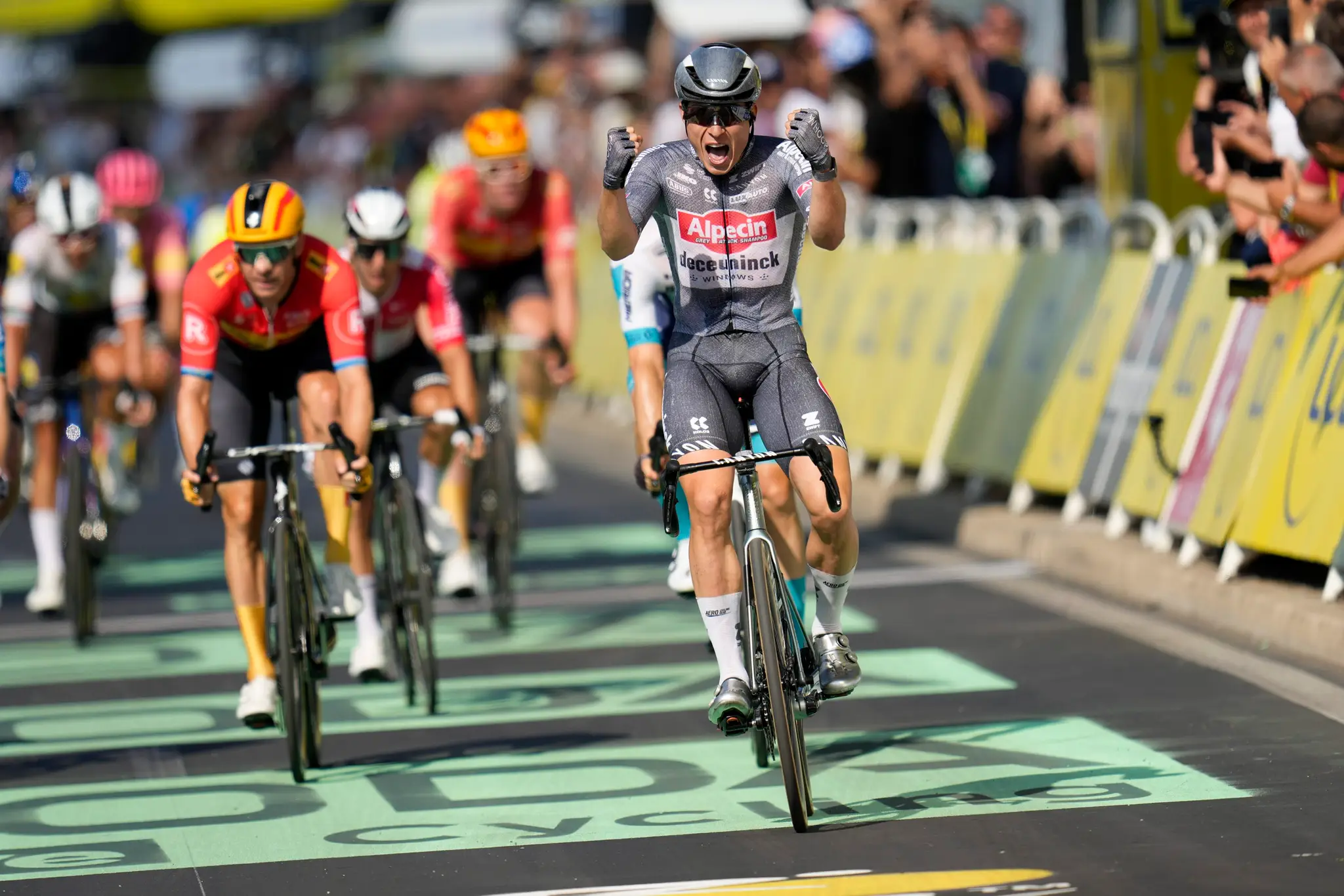 Jasper Philipsen oslavuje triumf v 16. etape