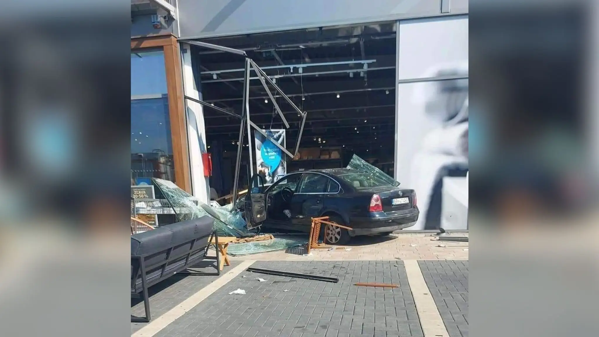 Auto v predajni s nábytkom