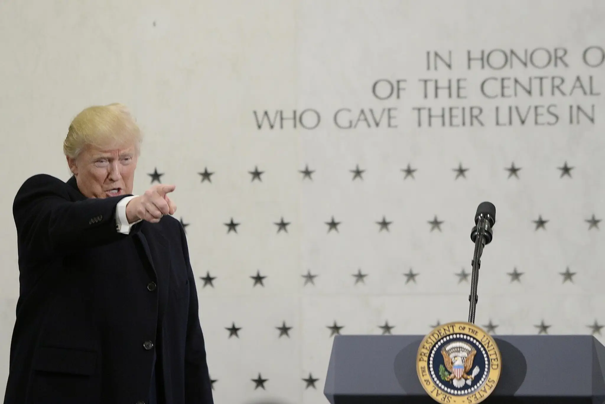 Donald Trump sa prihovára vedeniu CIA.
