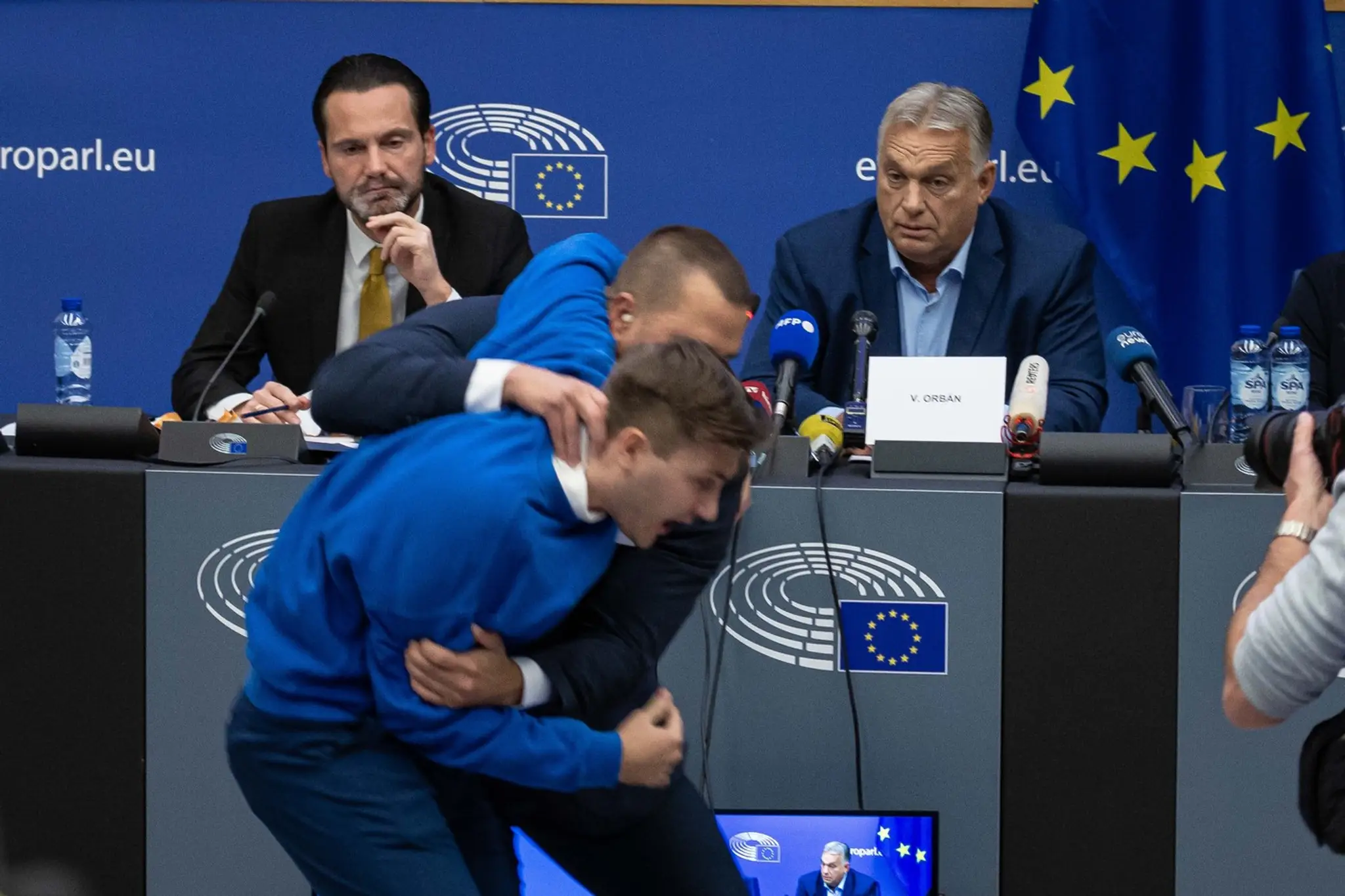 Aktivista vybehol na Orbána.