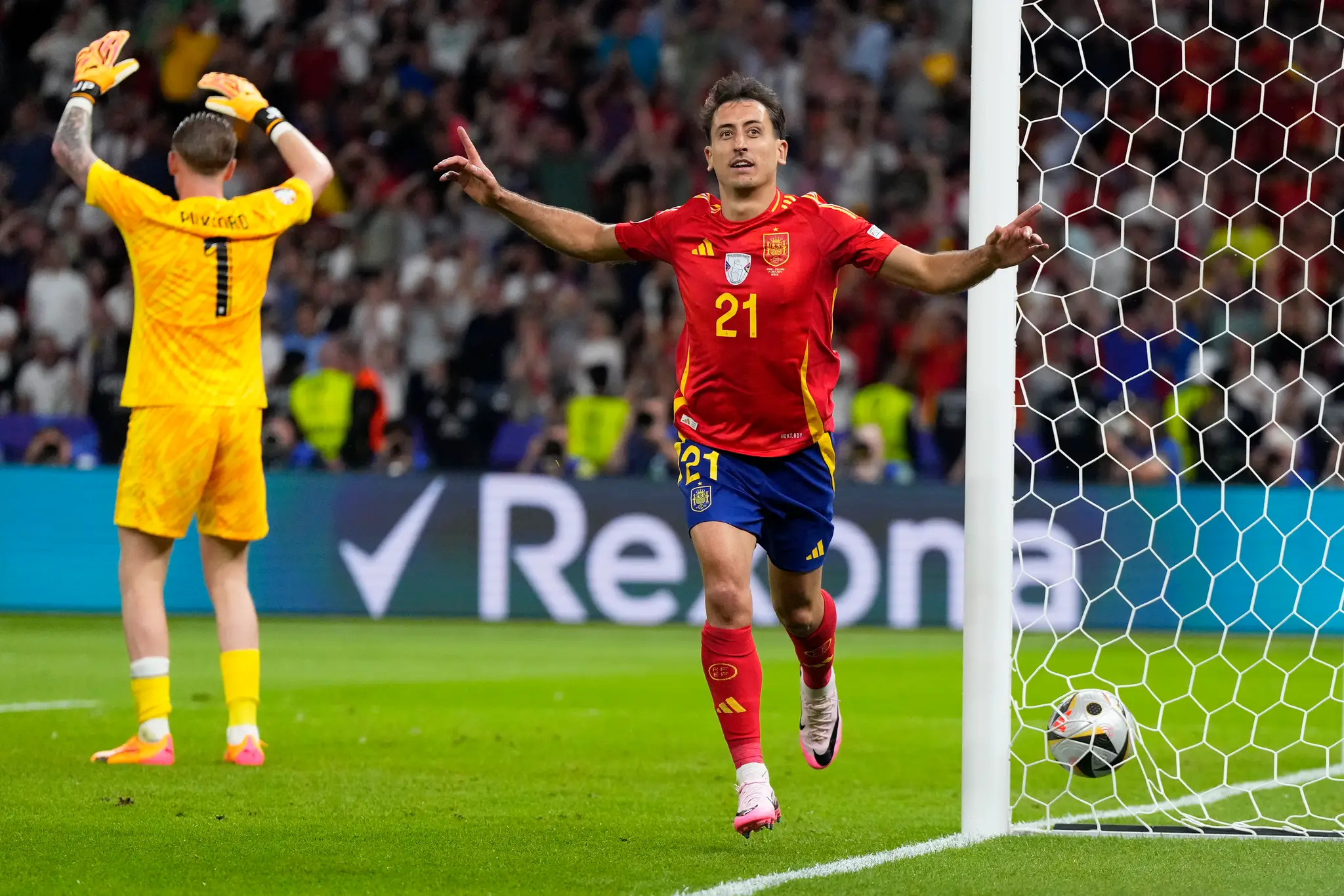 Španiel Mikel Oyarzabal sa teší z gólu.