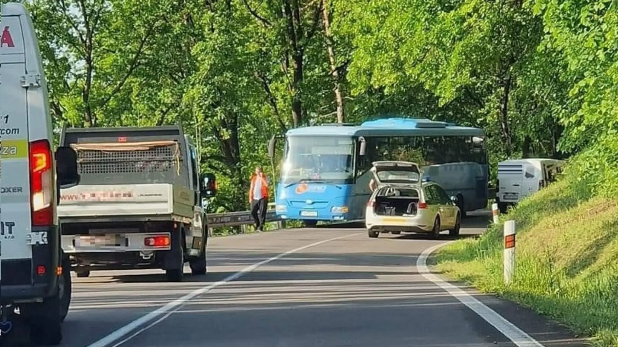 Na snímke je nehoda autobusu a osobného auta.