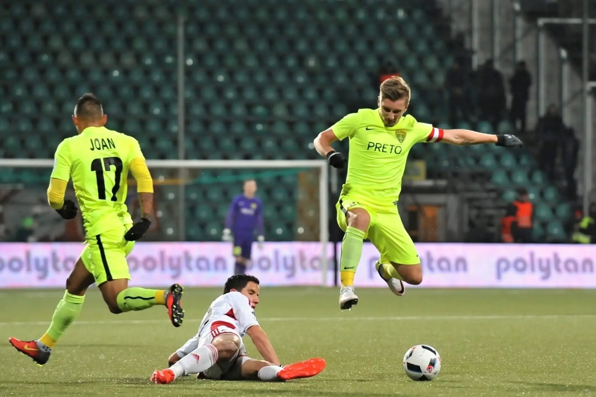 V súboji o loptu vo výskoku Jakub Paur z AS Trenčín a kapitán MŠK Žilina Michal Škavarka.
