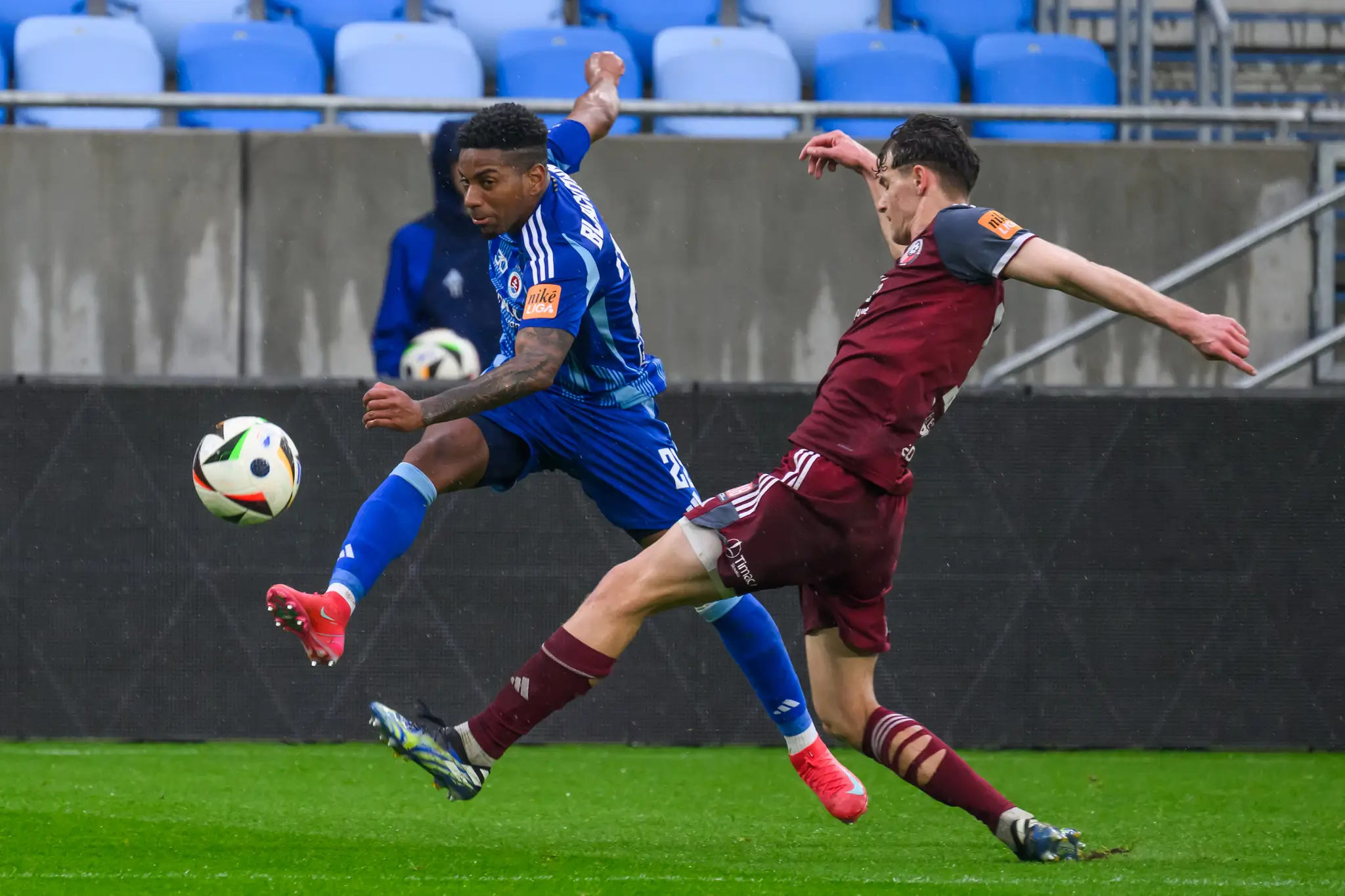 Na snímke zľava Cesar Blackman (Slovan) a Vincent Chyla (Železiarne)