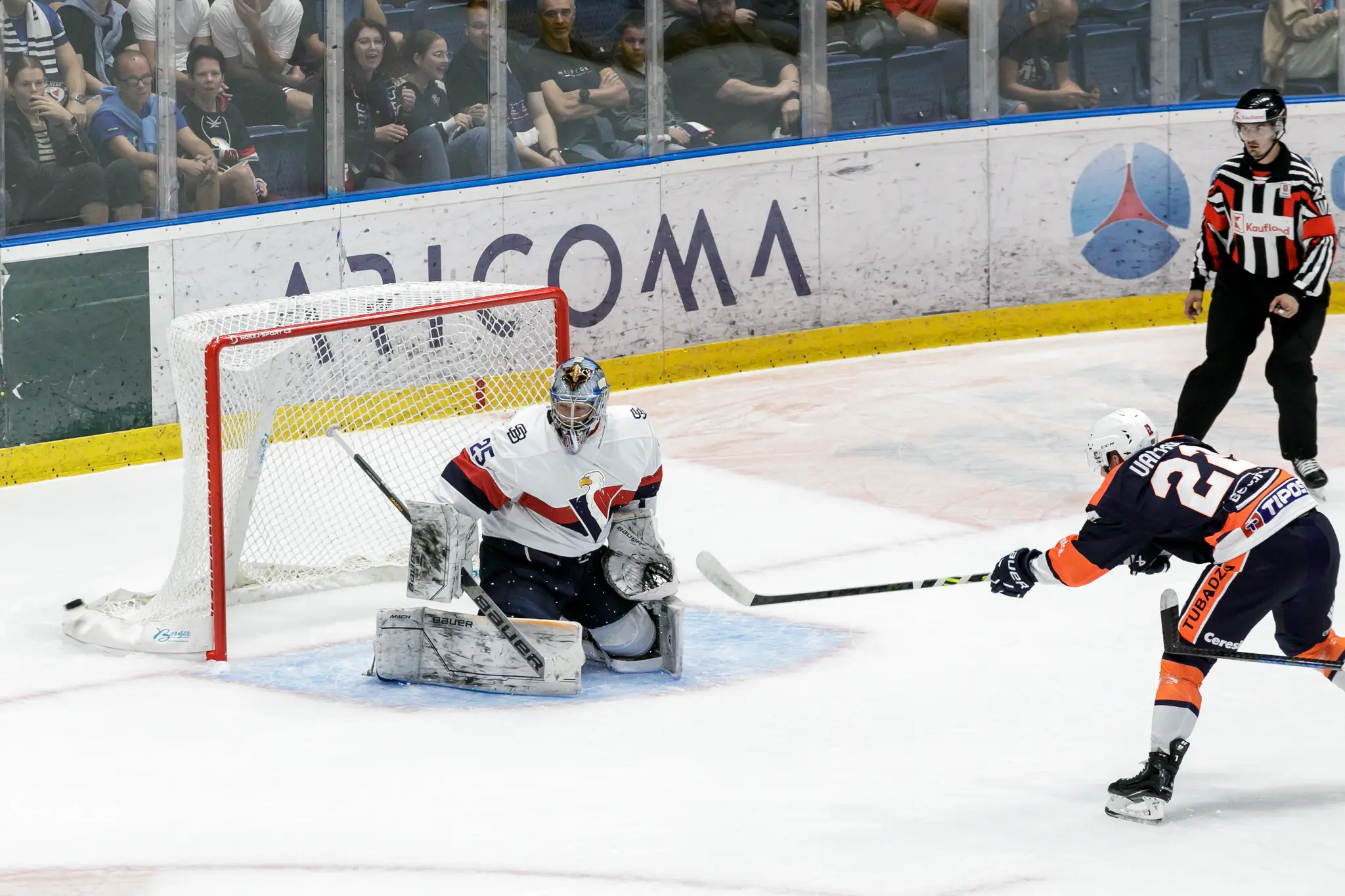 Zľava brankár Samuel Baroš (Slovan) a Marek Valach (Michalovce) v 1. kole Tipos extraligy.