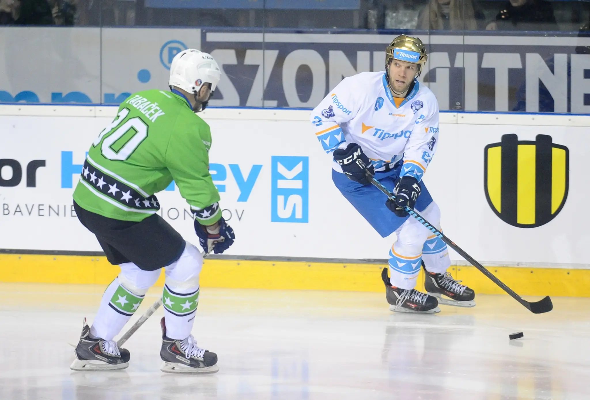 Ľuboš Bartečko (vpravo) z tímu Ľuboša Bartečka (Tipsport) a Ján Tabaček z tímu Róberta Petrovického (Škoda) vo finále zápasu hvi