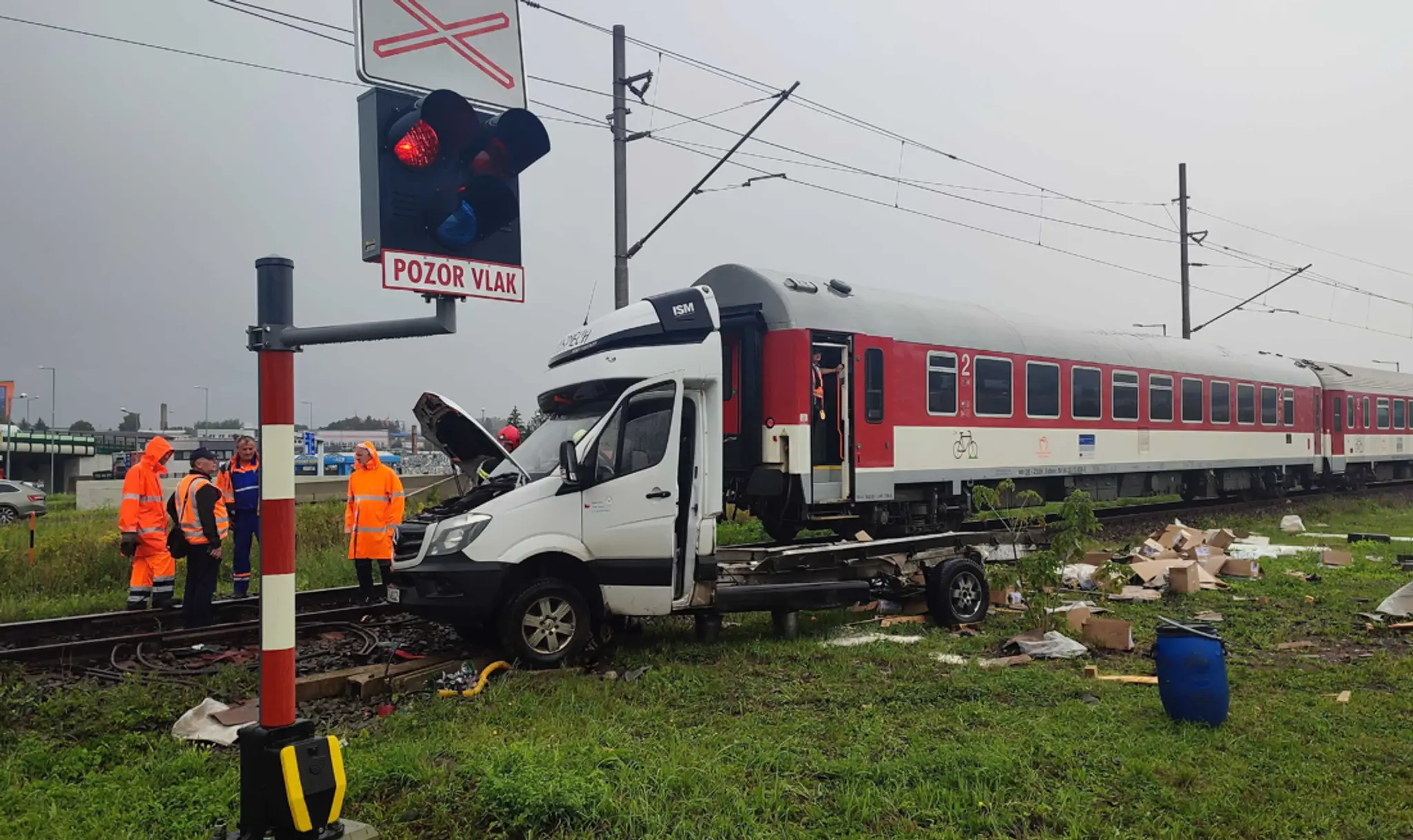Na snímke vlak, ktorý sa zrazil s dodávkou v Prešove.