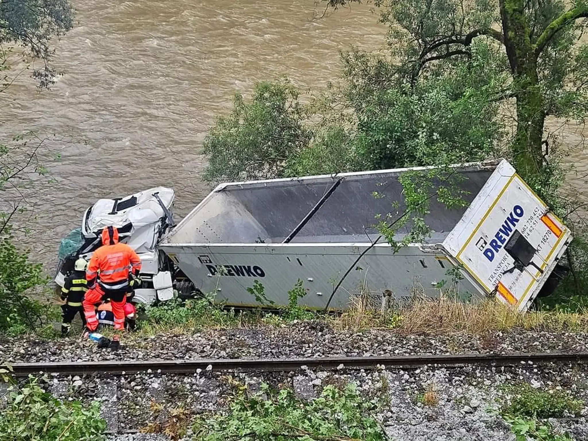 Kamión pri Dolnom Kubíne skončil mimo cesty. 