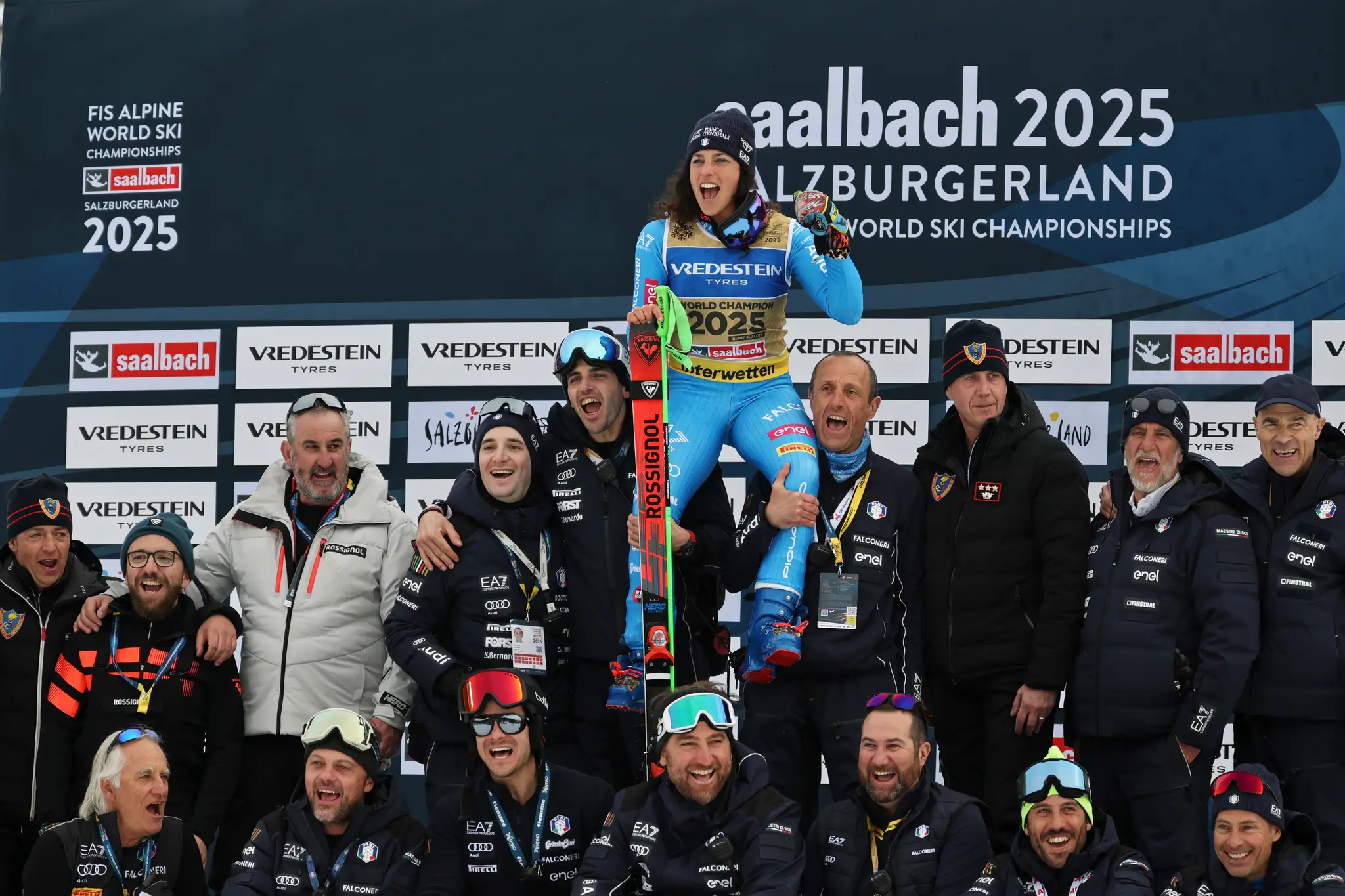 Víťazná talianska lyžiarka Federica Brignoneová (uprostred hore) oslavuje na pódiu