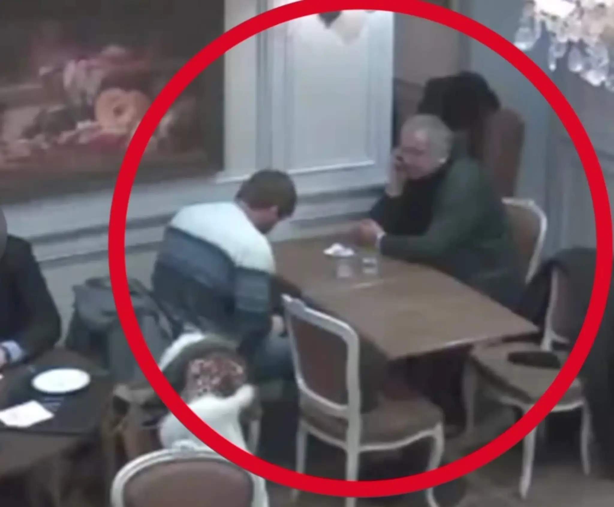 Zlodej kradol v kaviarni plnej ľudí..