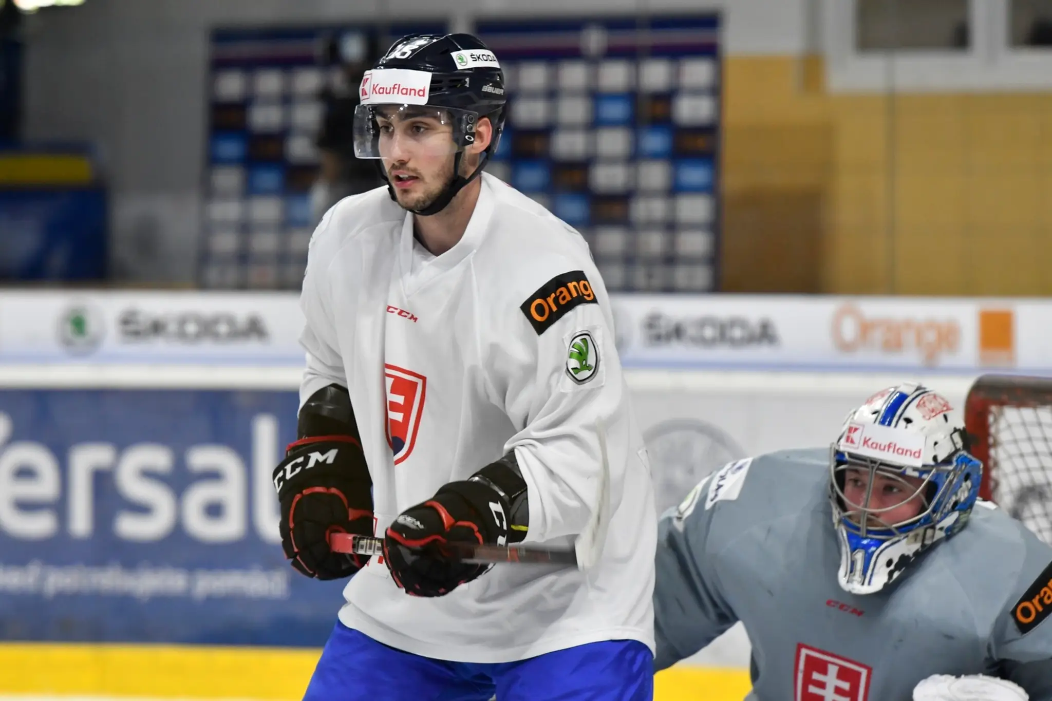 Útočník Tomáš Jurčo a brankár Marek Čiliak počas tréningu na zraze slovenskej hokejovej reprezentácie pred MS v Dánsku.