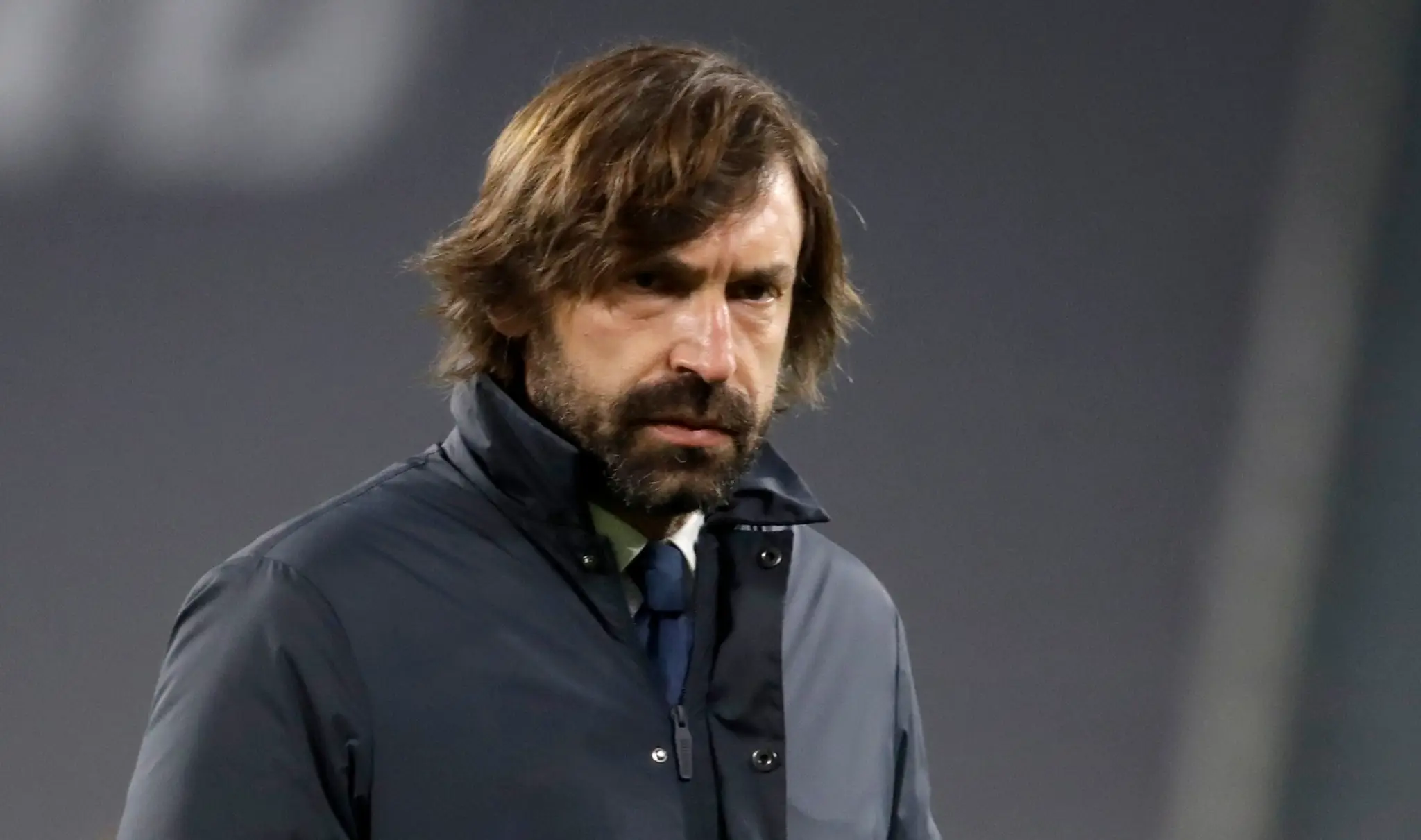 Tréner Juventusu Turín Andrea Pirlo kráča po trávniku pred odvetou osemfinále Ligy majstrov  Juventus Turín - FC Porto.