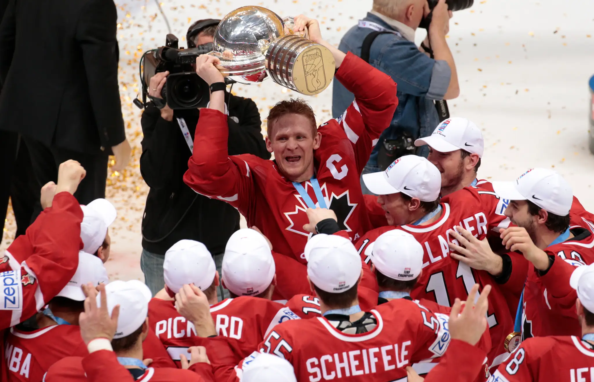 Na snímke kapitán kanadského tímu Corey Perry s trofejou oslavuje titul majstra sveta zo šampionátu v Rusku