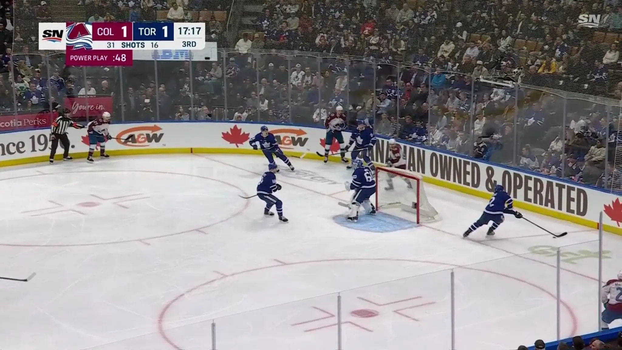 Rozhodca v NHL asistoval na gól.