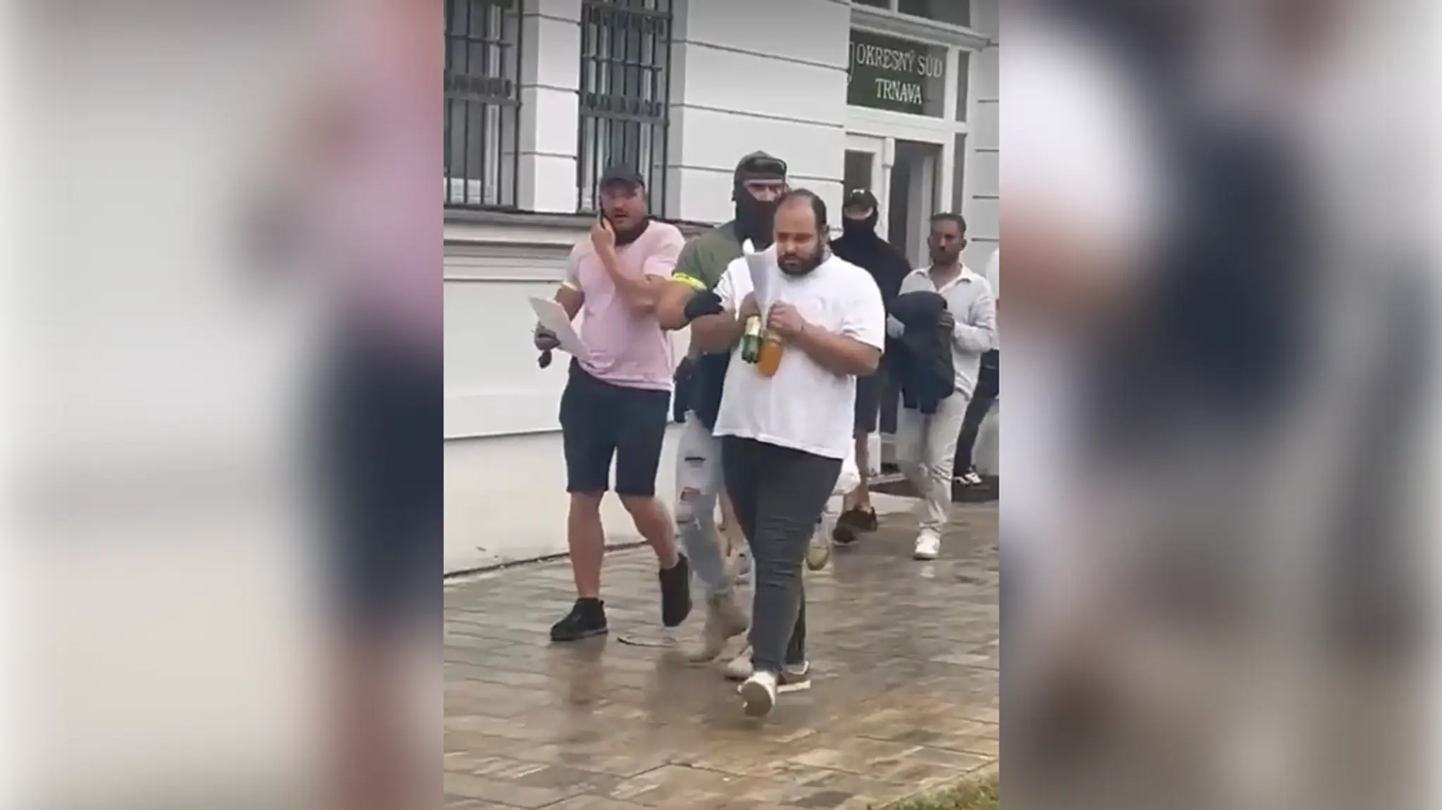 Polícia obvinila z podvodu troch mužov.