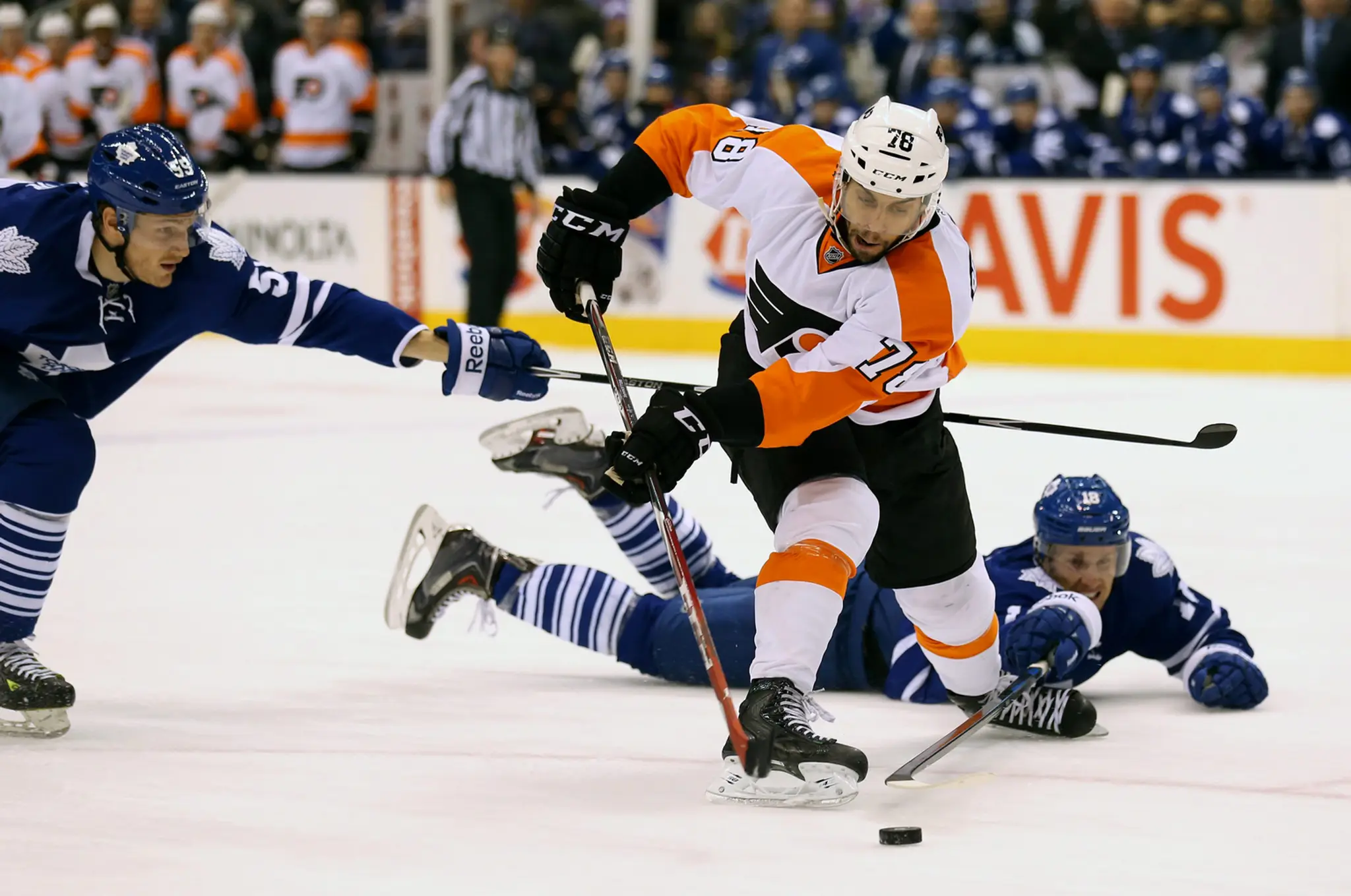 Hráč Filadelfie Flyers Pierre-Edouard Bellemare (uprostred) v zápase zámorskej hokejovej NHL Toronto Maple Leafs - Filadelfia Fl