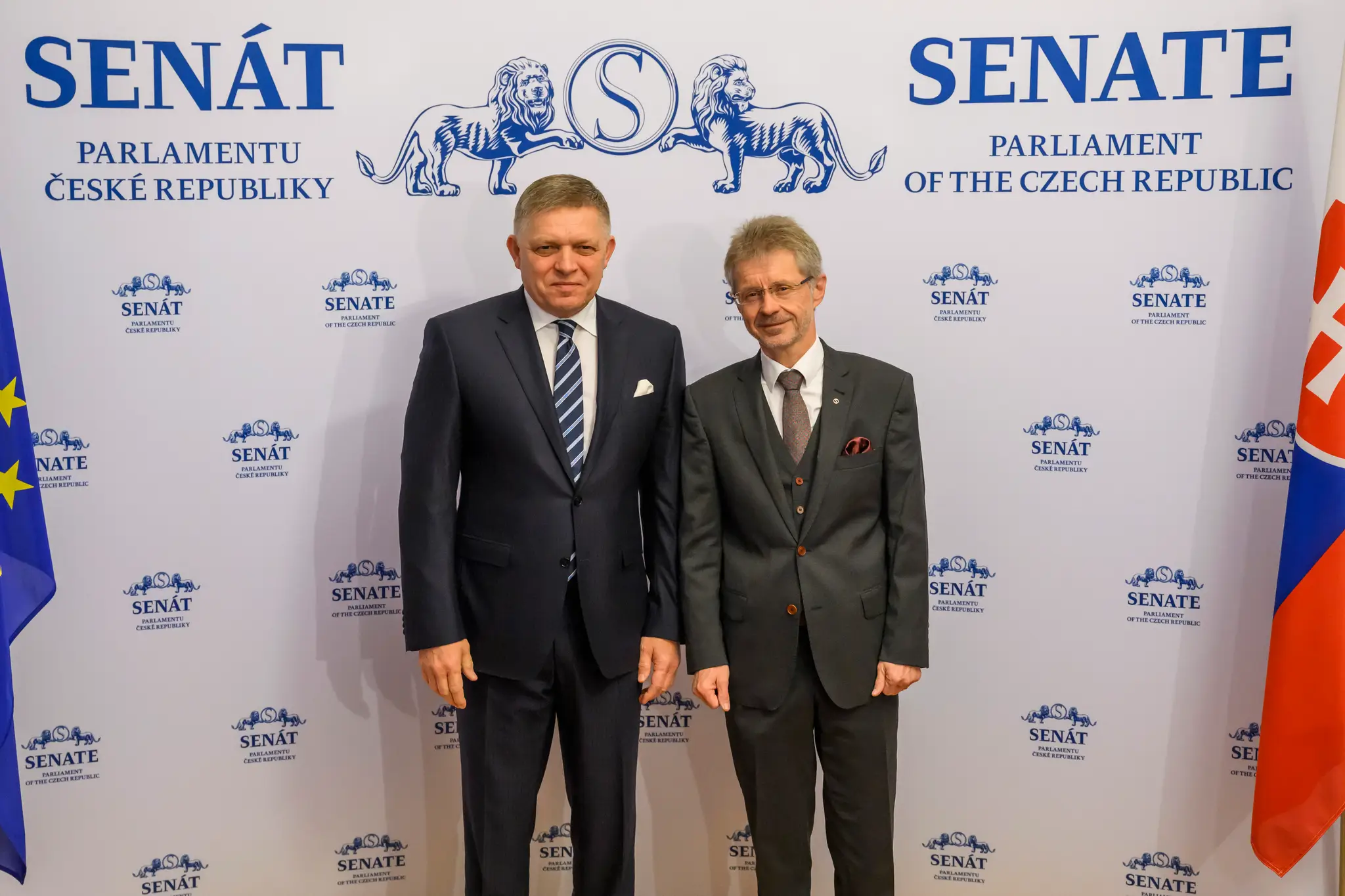 Na snímke zľava Robert Fico počas stretnutia s predsedom Senátu českého parlamentu Milošom Vystrčilom.