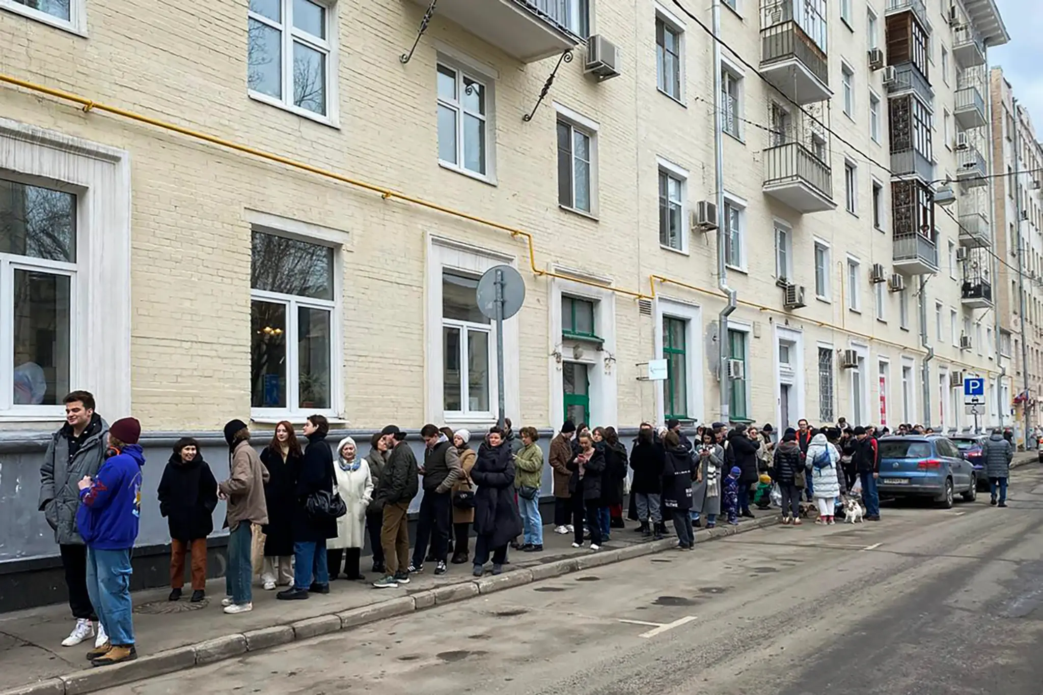 Rada pred volebnou miestnosťou v Moskve.