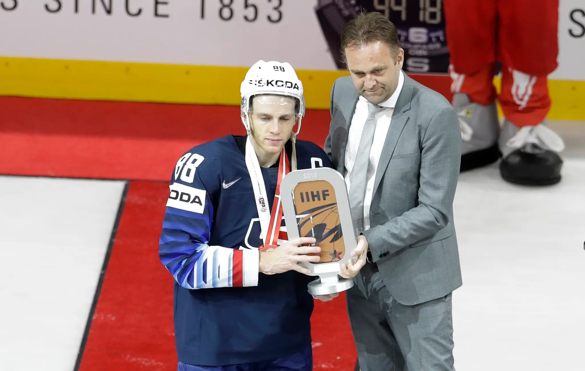 Patrick Kane s bronzovou trofejou za tretie miesto na MS.