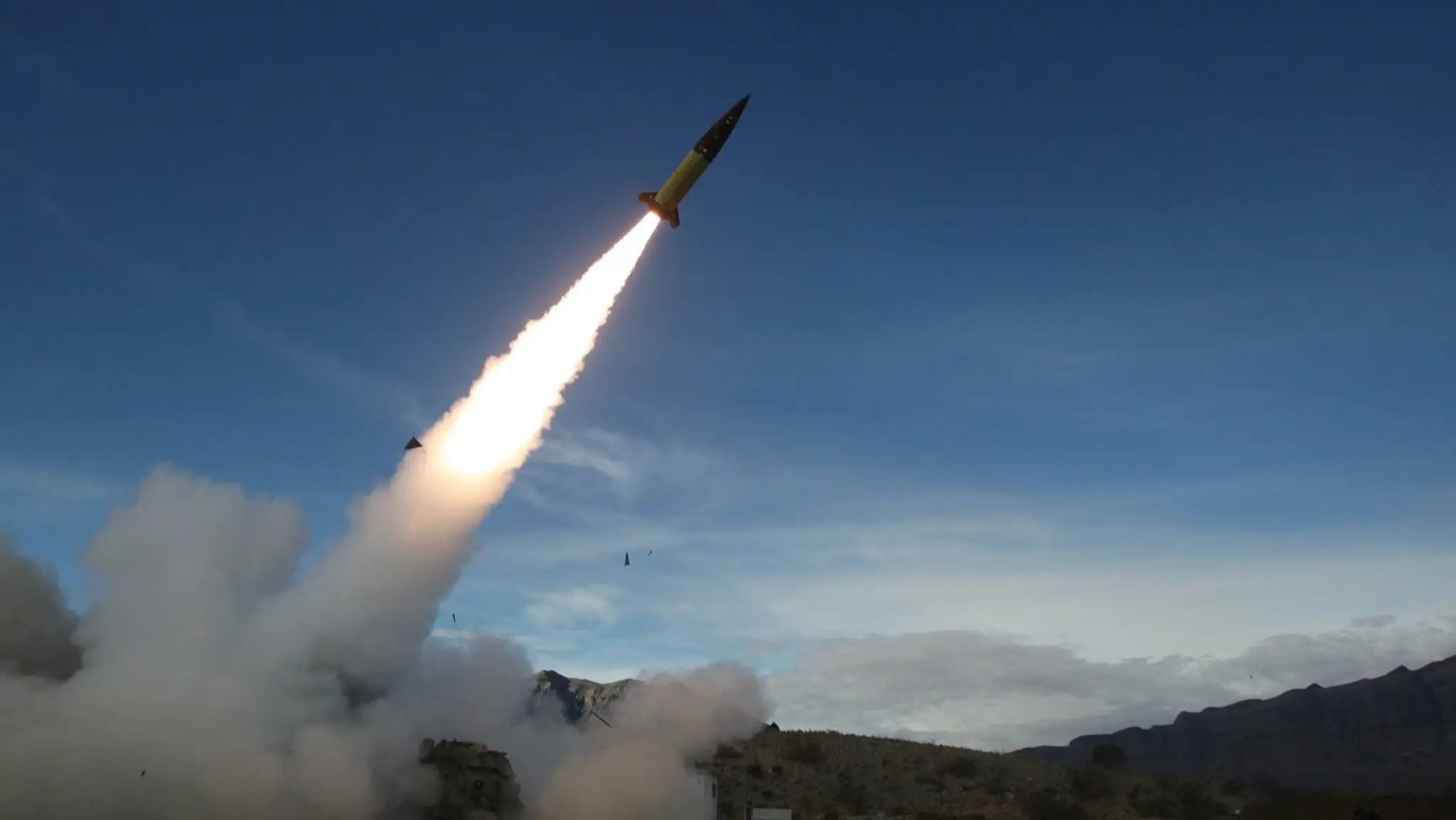 Ukrajina zaútočila na Rusko šiestimi americkými balistickými raketami ATACMS