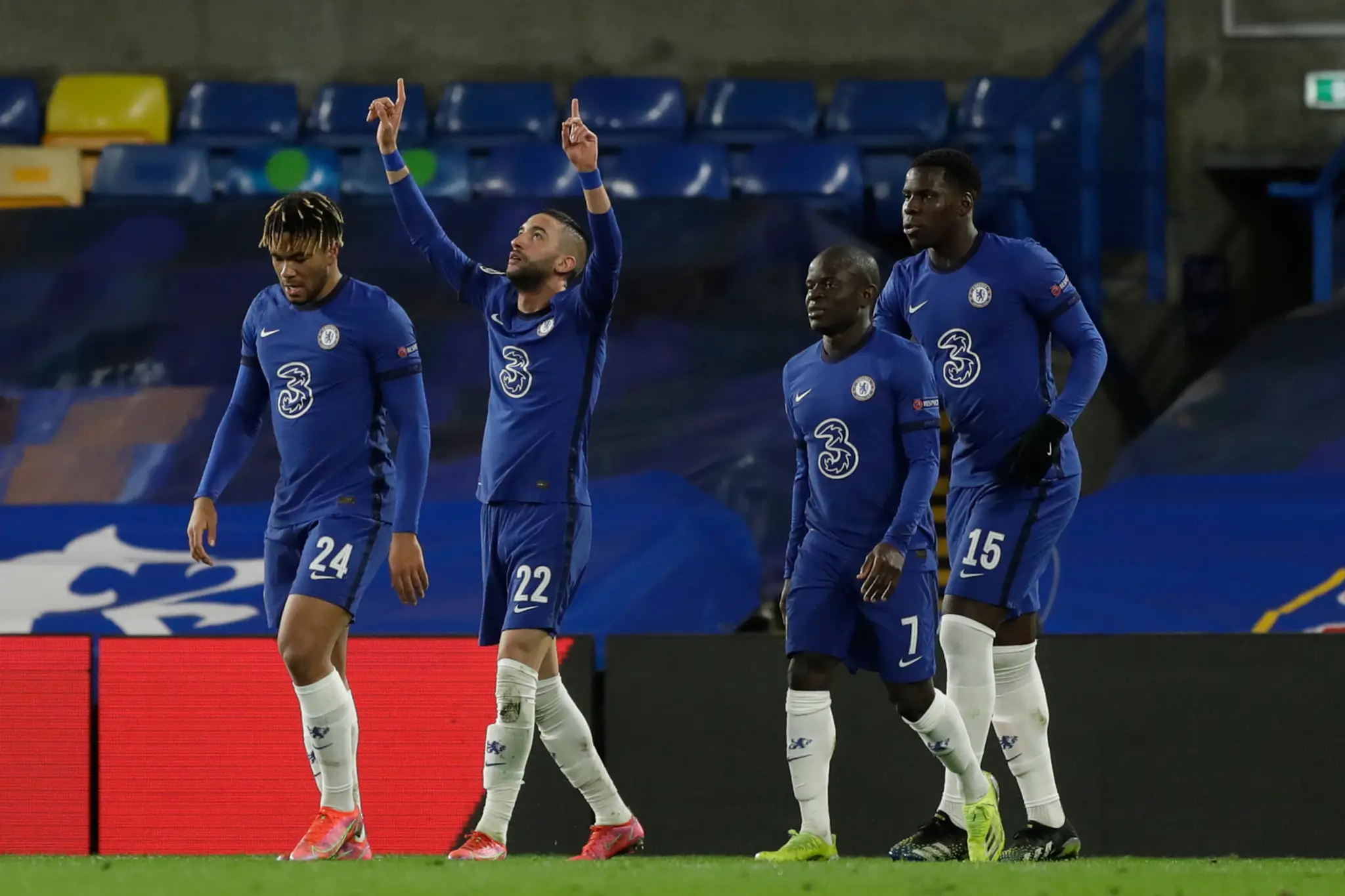 Hakim Ziyech (druhý zľava) oslavuje gól so spoluhráčmi z Chelsea v odvete osemfinále LM proti Atléticu.