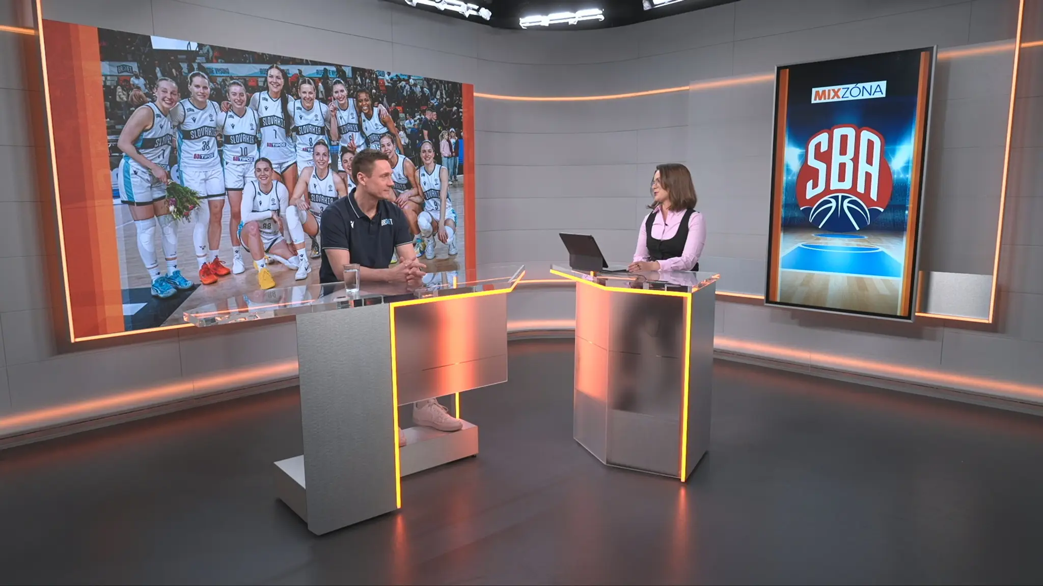 Tréner slovenských basketbalistiek Martin Pospíšil v Mixzóne.