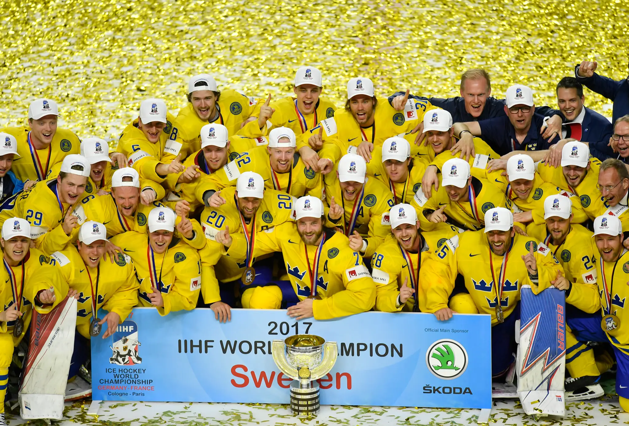 Švédsky tím s trofejou pre majstra sveta.jpg