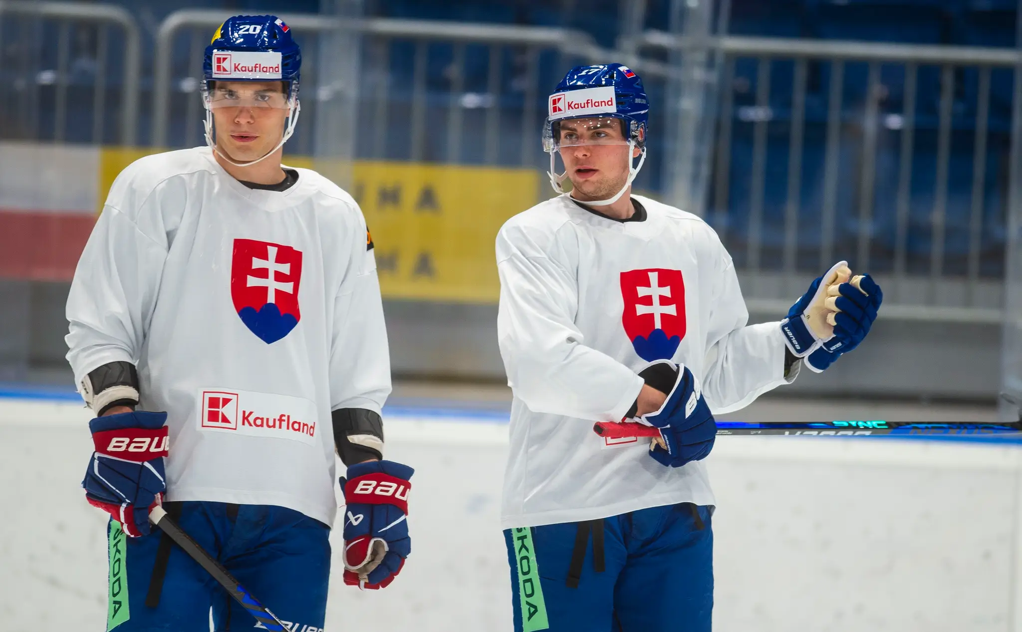 Na snímke reprezentanti SR v hokeji, zľava Juraj Slafkovský a Šimon Nemec počas tréningu na zraze reprezentácie.