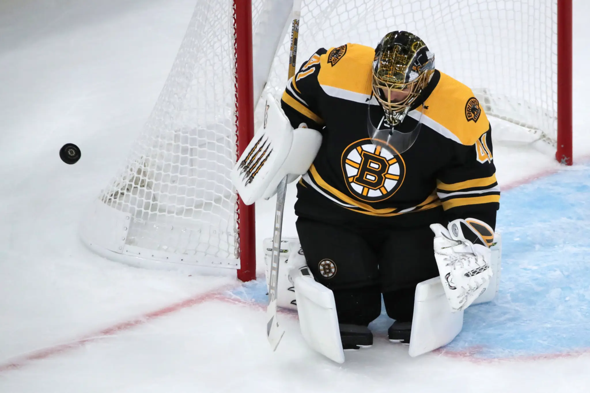Iľja Michejev (65), Alexander Kerfoot (15), Morgan Rielly (44) a Rasmus Sandin (38) z Toronta oslavujú gól v príprave proti Mont