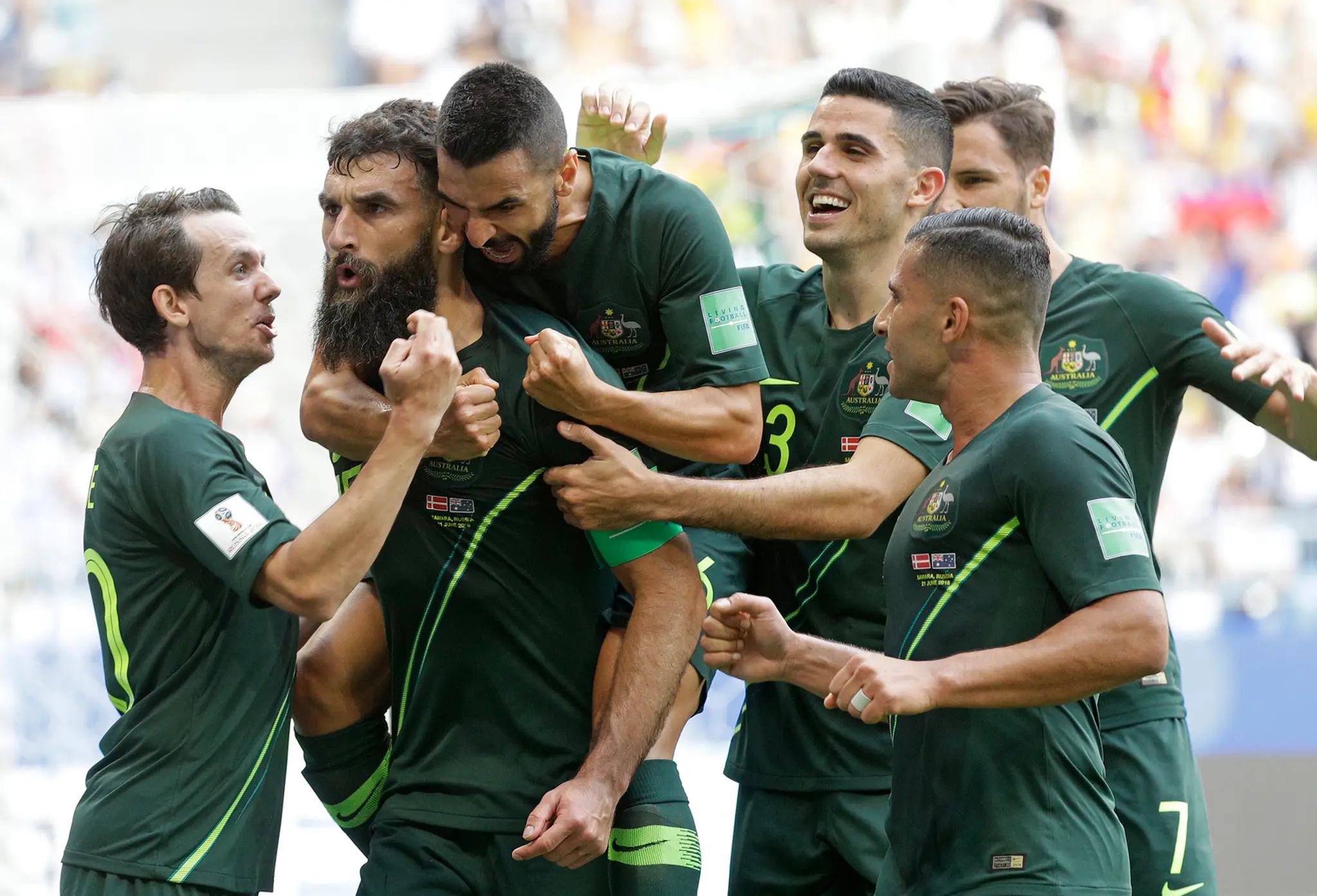 Austrálsky kapitán Mile Jedinak (druhý zľava) prijíma gratulácie od spoluhráčov po góle v dueli proti Dánsku na MS 2018.