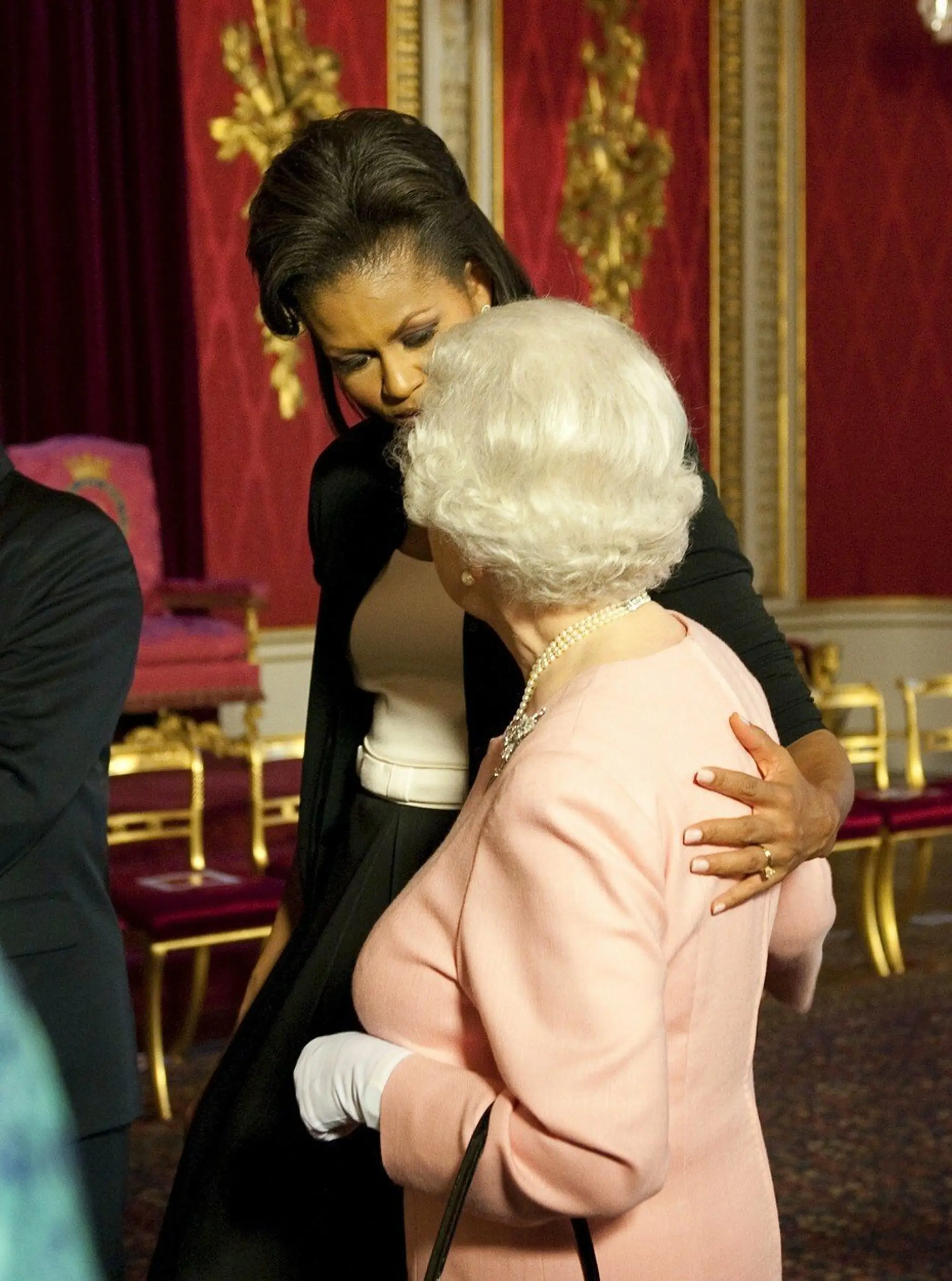 Faux pas Obamovej vyvolal rozruch. Toto si ku kráľovnej dovoliť nemala