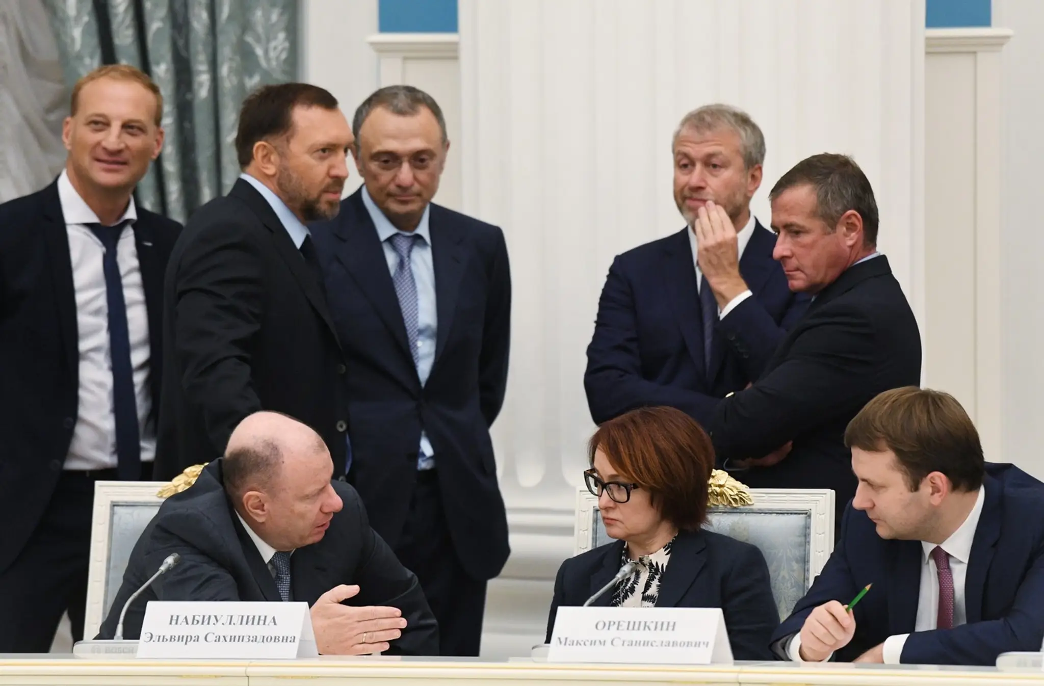 Ruskí oligarchovia Suleiman Kerimov (tretí zľava) a Roman Abramovič (druhý sprava) na archívnej snímke z roku 2017.