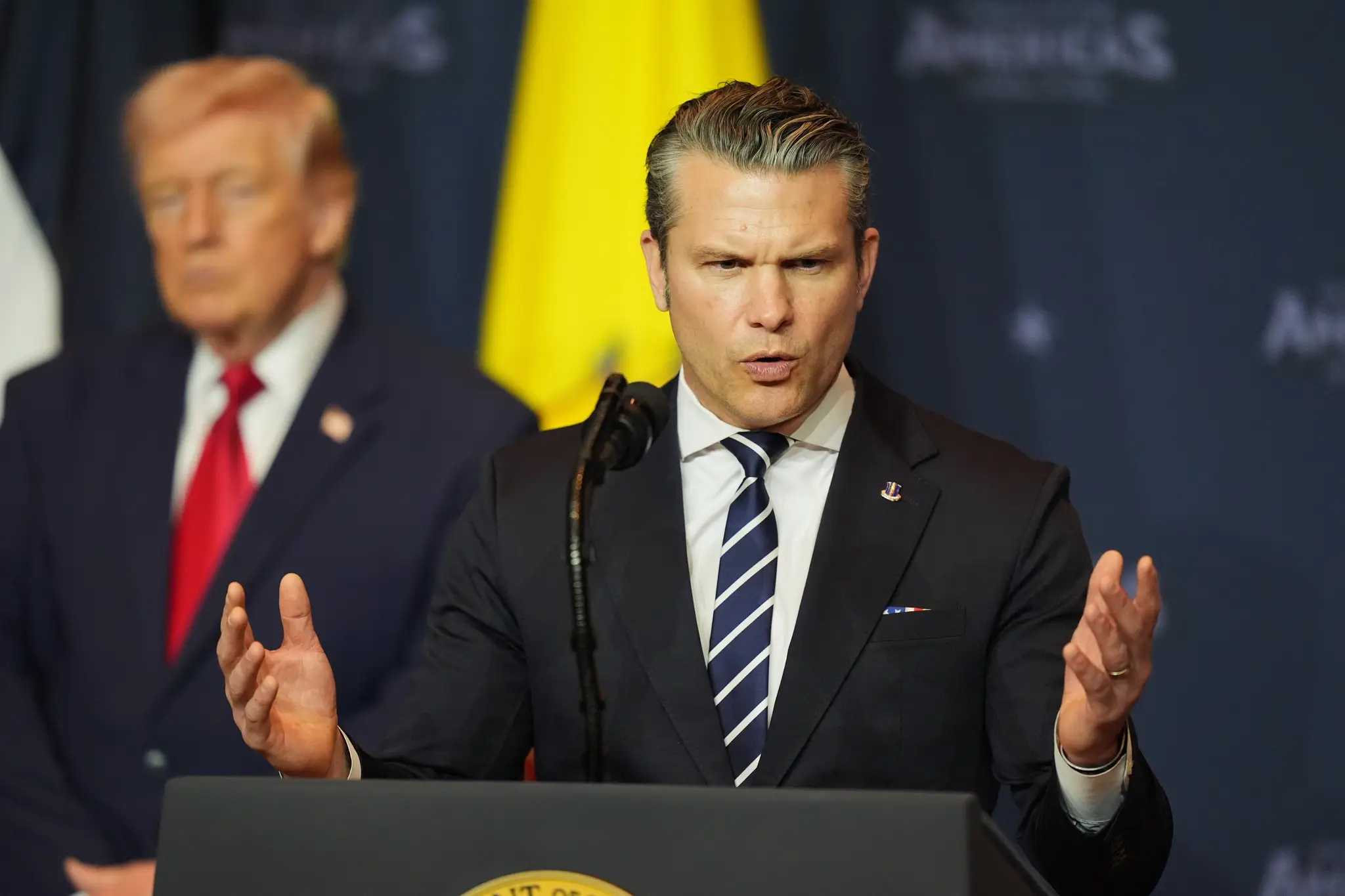 Americký minister obrany Pete Hegseth a prezident USA Donald Trump.