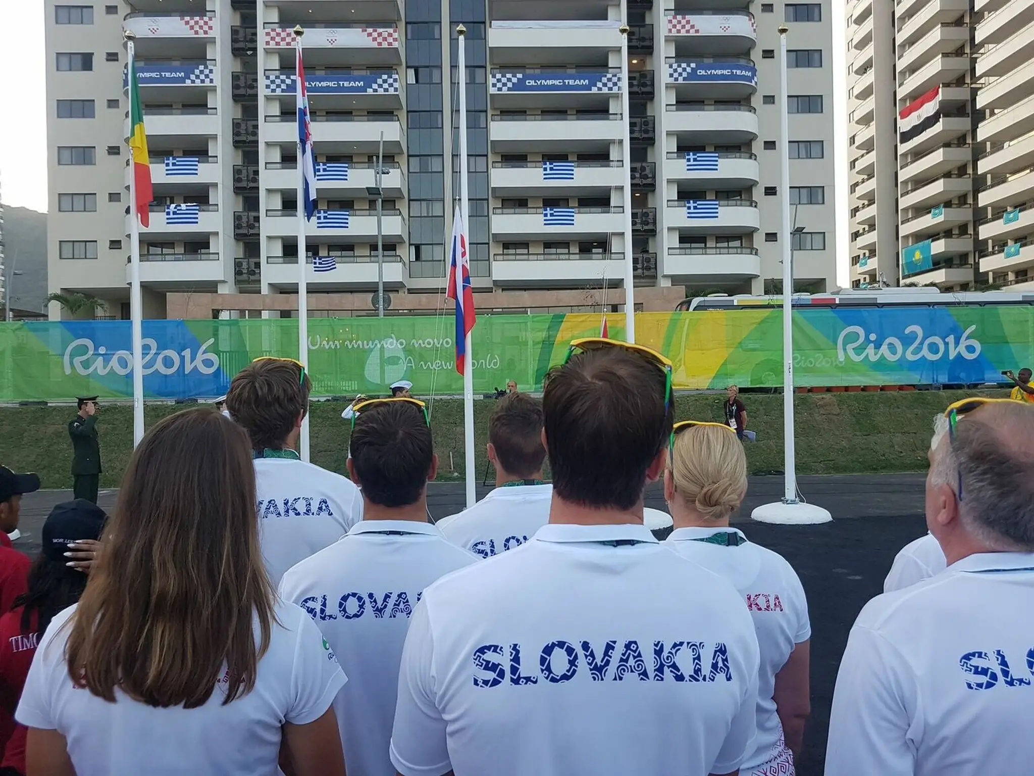 Vztyčovanie slovenskej vlajky v Olympijskej dedine.