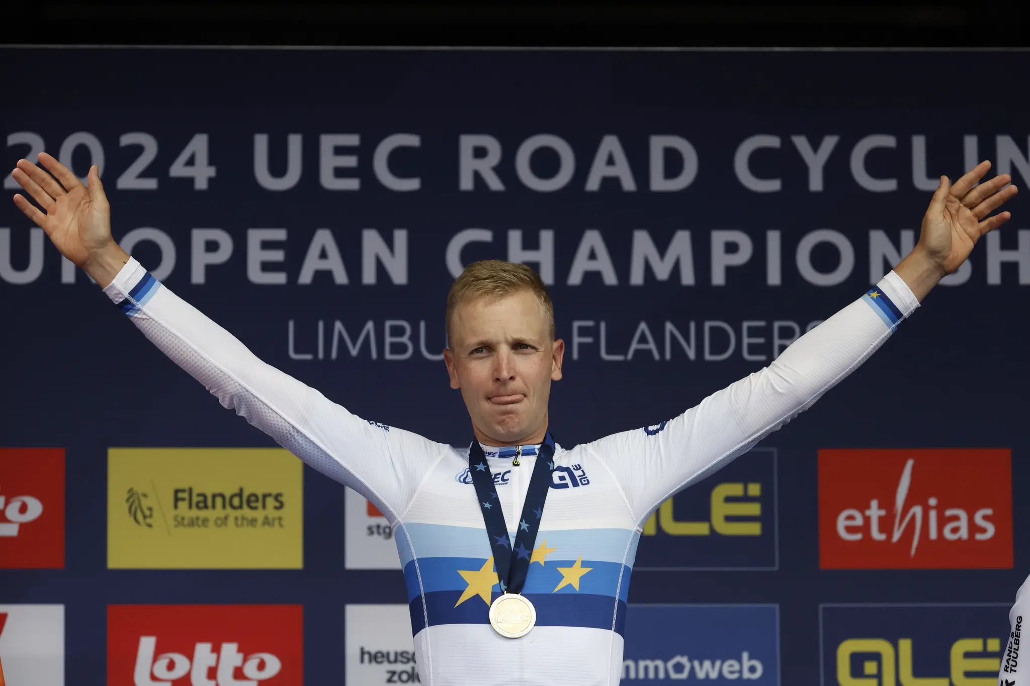 Na snímke belgický cyklista Tim Merlier oslavuje titul majstra Európy